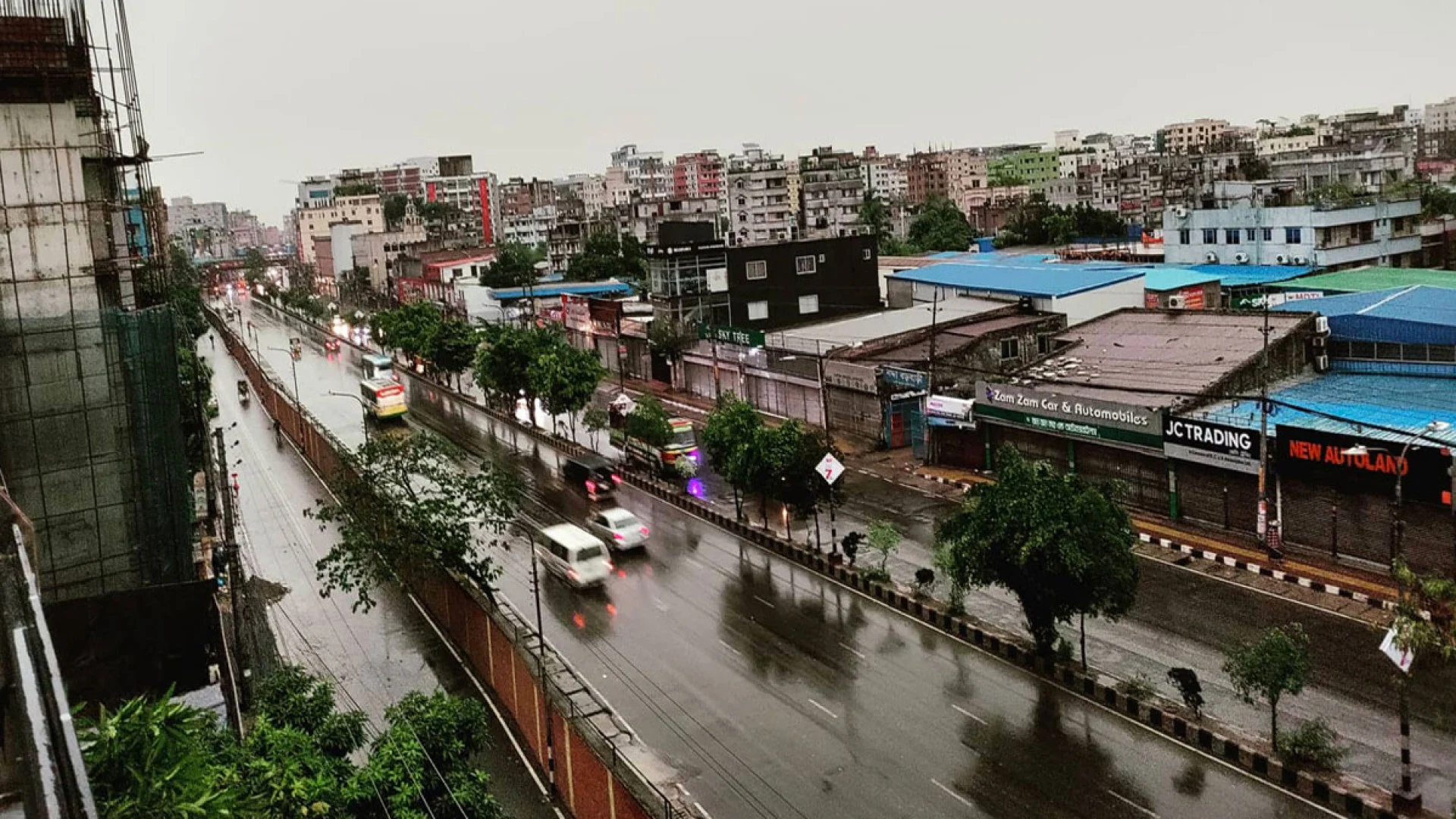 টানা বৃষ্টিতে দূষণমুক্ত ঢাকা, বাতাসে ফিরেছে স্বস্তি