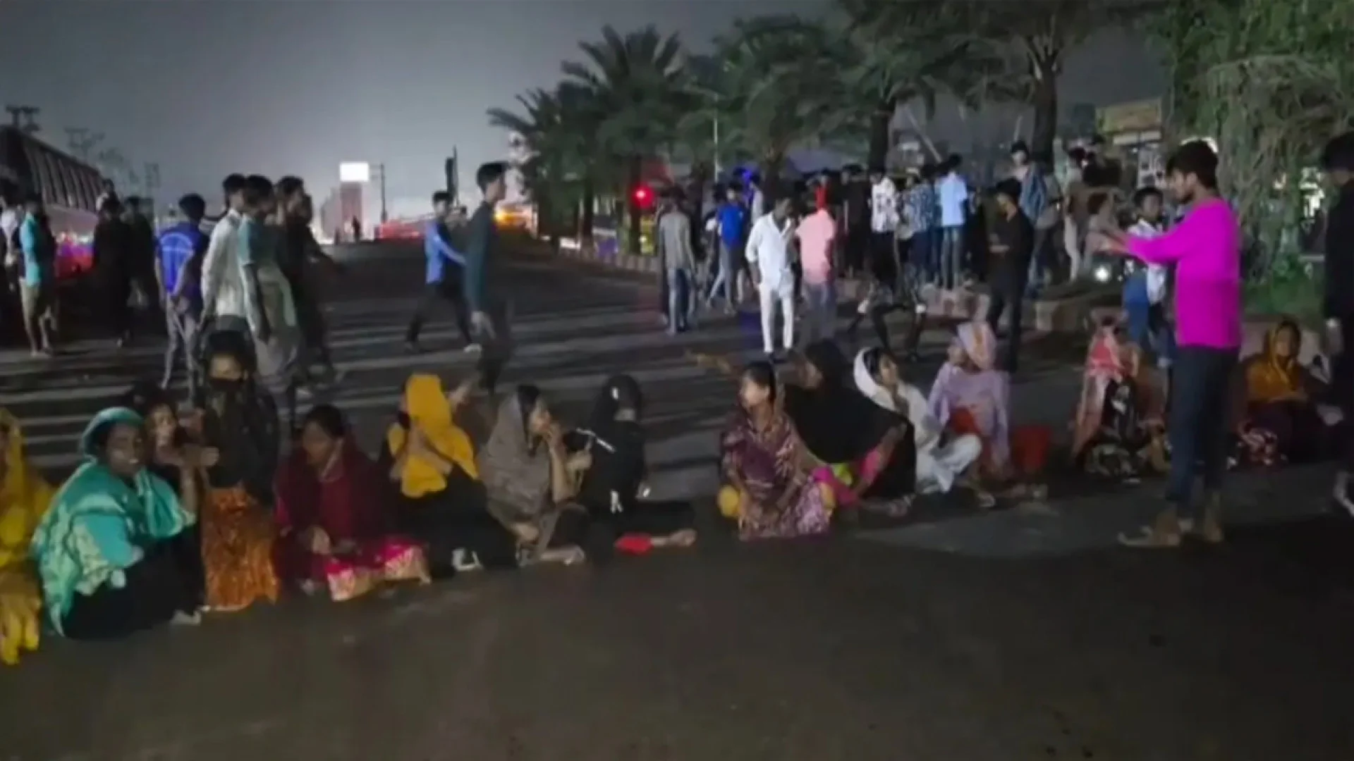 আশুলিয়ায় বকেয়া বেতনের দাবিতে সড়ক অবরোধ