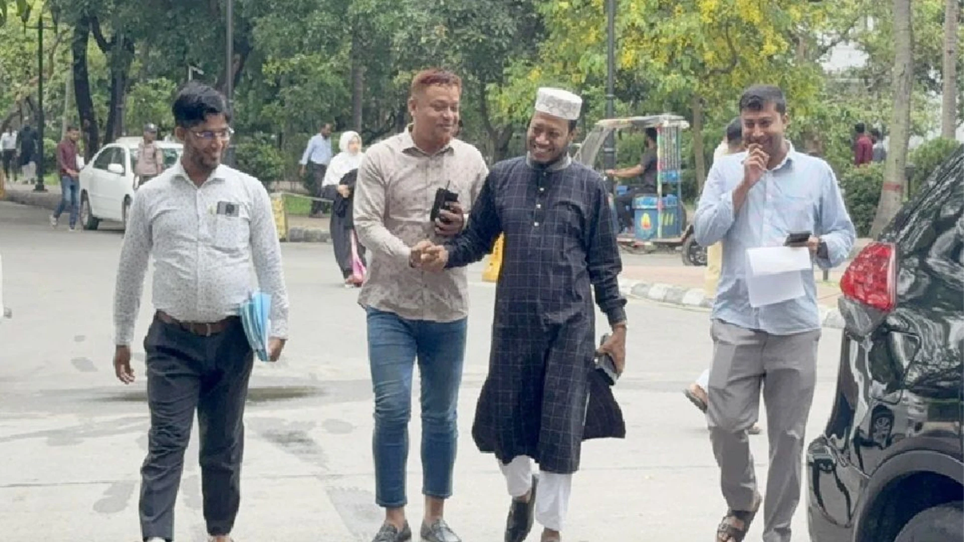 মানহানির মামলায় আগাম জামিন চাইলেন আমির হামজা