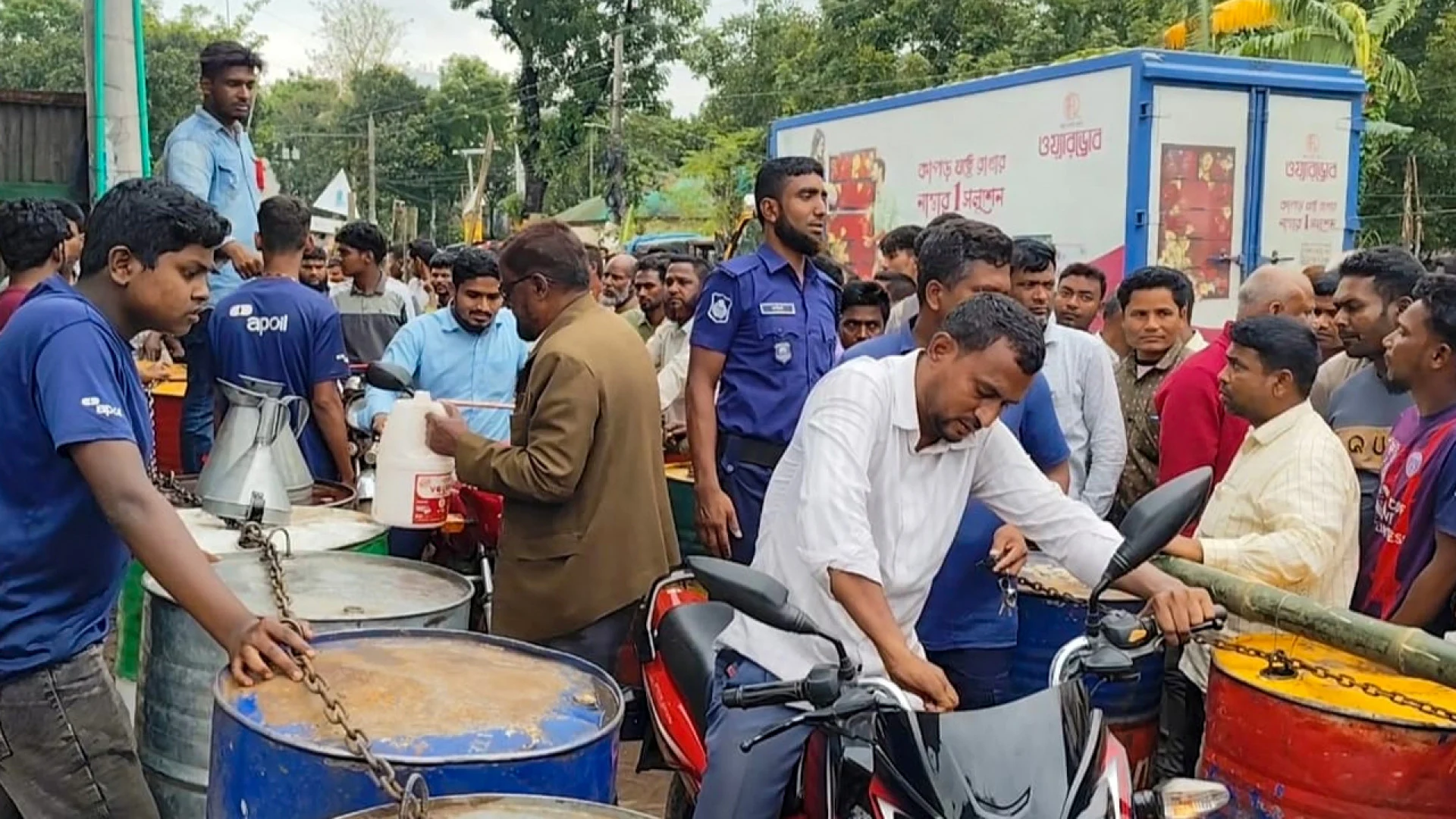 প্রশাসনের উপস্থিতিতেই অকটেন বিক্রি, ঠাকুরগাঁওয়ে ‘এস আর ট্রেডিং’-এর কার্যক্রম নিয়ে প্রশ্ন