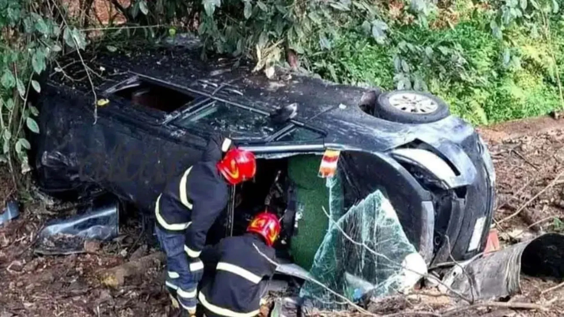 চট্টগ্রামের  লোহাগাড়ায় মাইক্রোবাস খাদে পড়ে ৩ জন নিহত