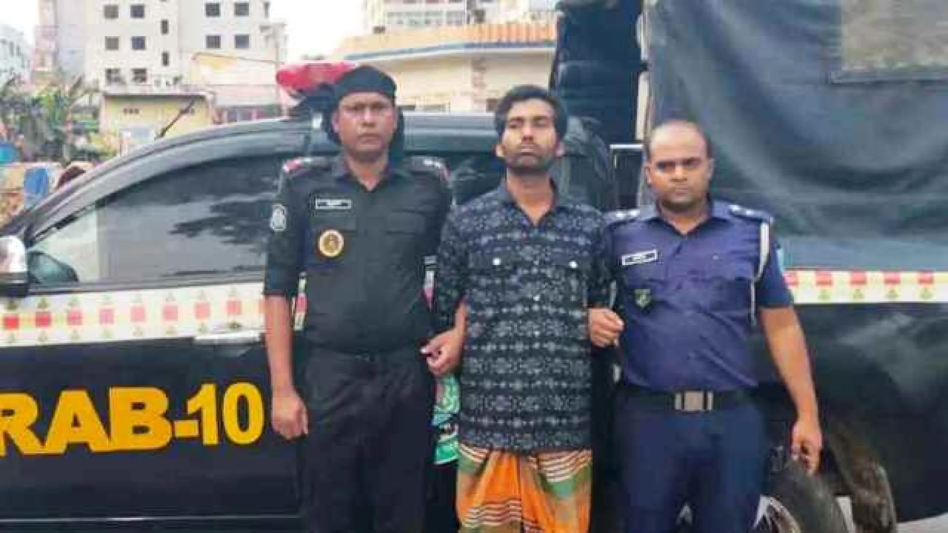 ফরিদপুরে তিন খুন : কোদাল দিয়ে কুপিয়েই দাদি-ফুফুসহ ৩ জনকে হত্যা করে আকাশ