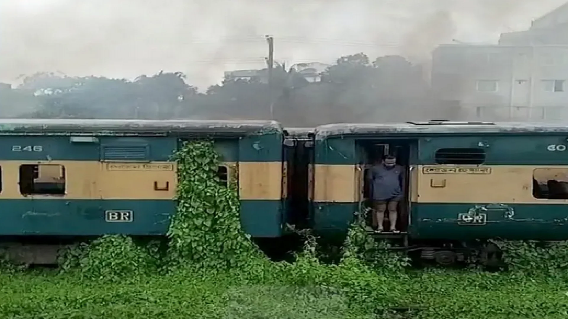 চট্টগ্রামে রেলের বগিতে আগুন