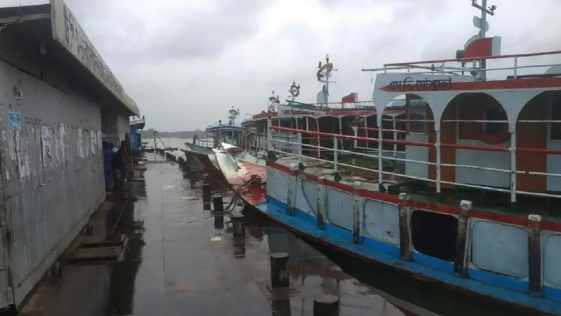 আবহাওয়ার কারণে দৌলতদিয়া-পাটুরিয়া রুটে নৌযান চলাচল বন্ধ
