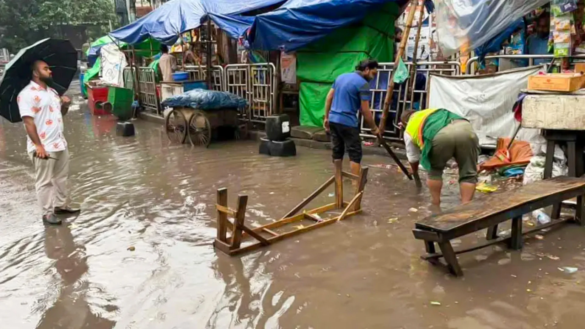 বৃষ্টিতে ভিজে বিপর্যস্ত সকাল, জলাবদ্ধতায় ভোগান্তিতে নগরবাসী