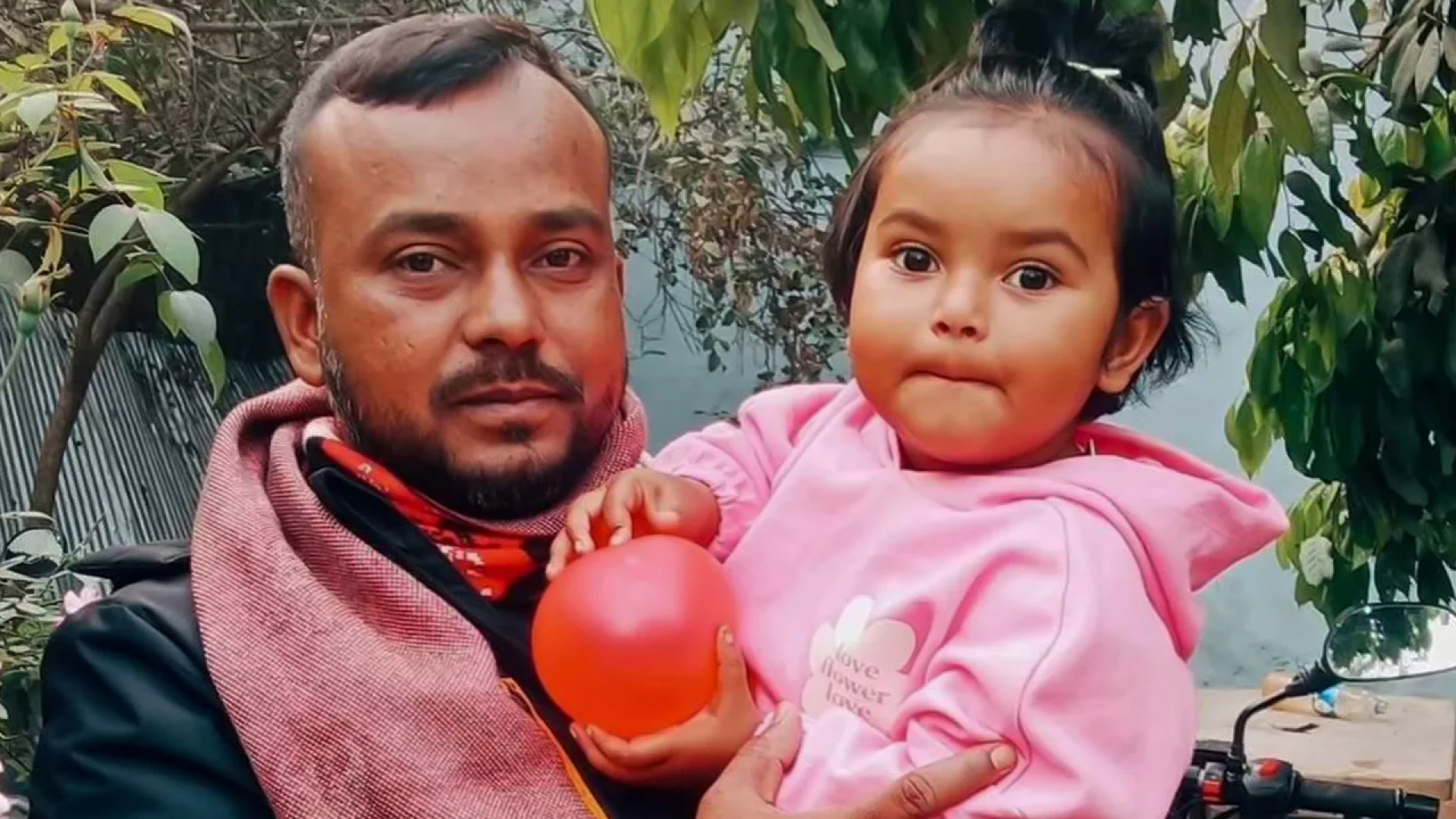 বজ্রপাতে বাবার মৃত্যু, কোল থেকে ছিটকে পড়ে প্রাণে বাঁচলো মেয়ে