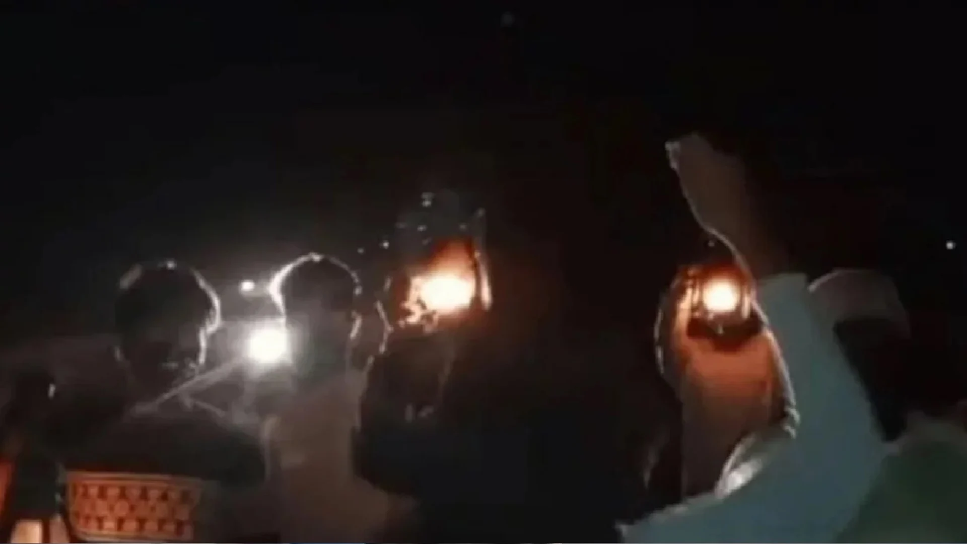 কার্যক্রম নিষিদ্ধ আ.লীগ নেতাকর্মীদের হারিকেন জ্বালিয়ে ঝটিকা মিছিল