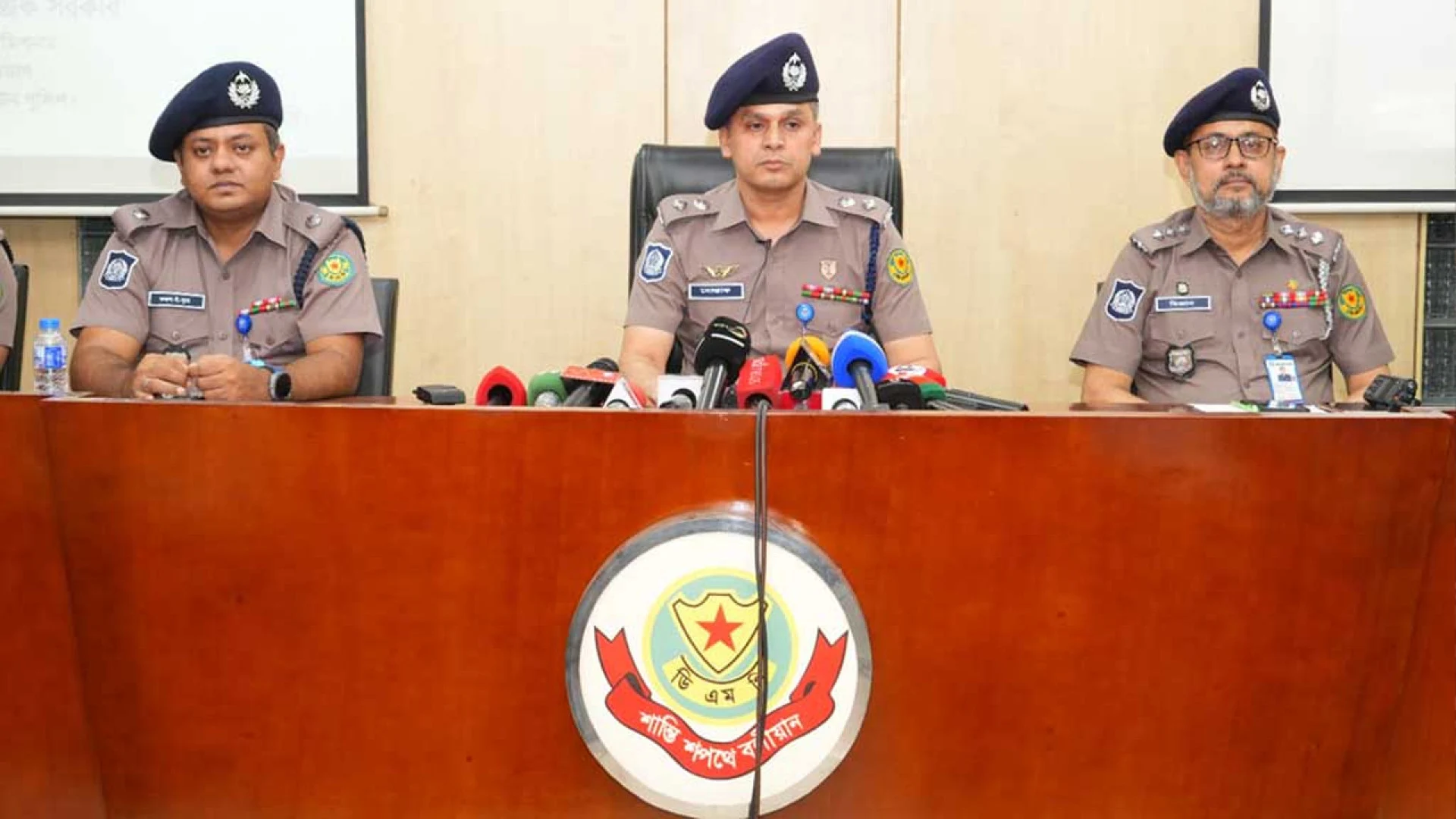 ৫ লাখ টাকার চুক্তিতে প্রাথমিক শিক্ষা অধিদপ্তরে আগুন, আটক ৩