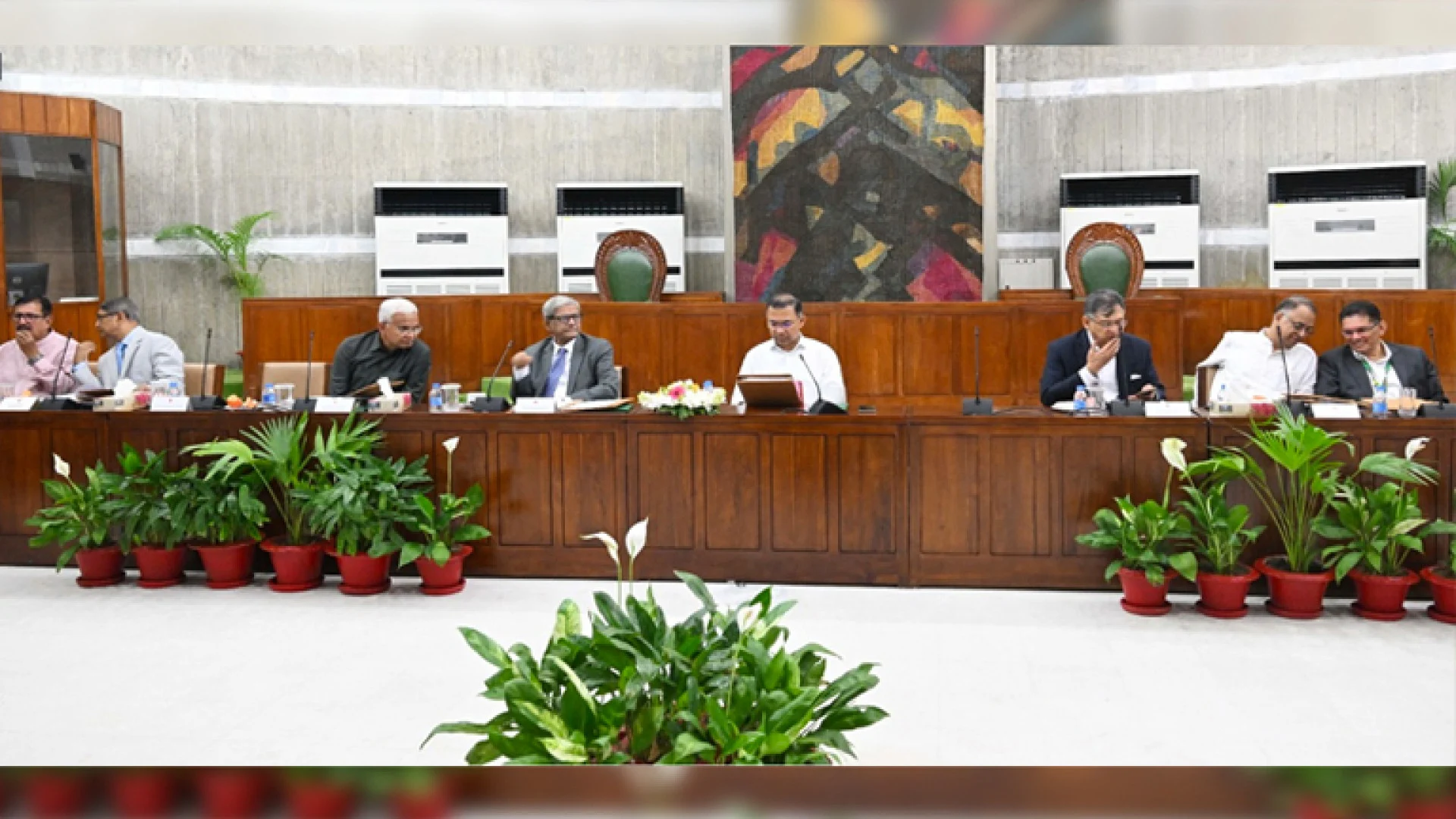 নতুন ই-বাস ও ট্রাক আমদানিতে শুল্ক ছাড়ের সিদ্ধান্ত মন্ত্রিসভায়