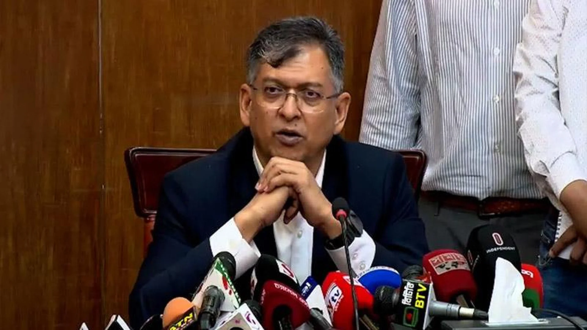 পুলিশের  পোশাকে শার্ট থাকবে আগের মতো প্যান্ট হবে খাকি: স্বরাষ্ট্রমন্ত্রী