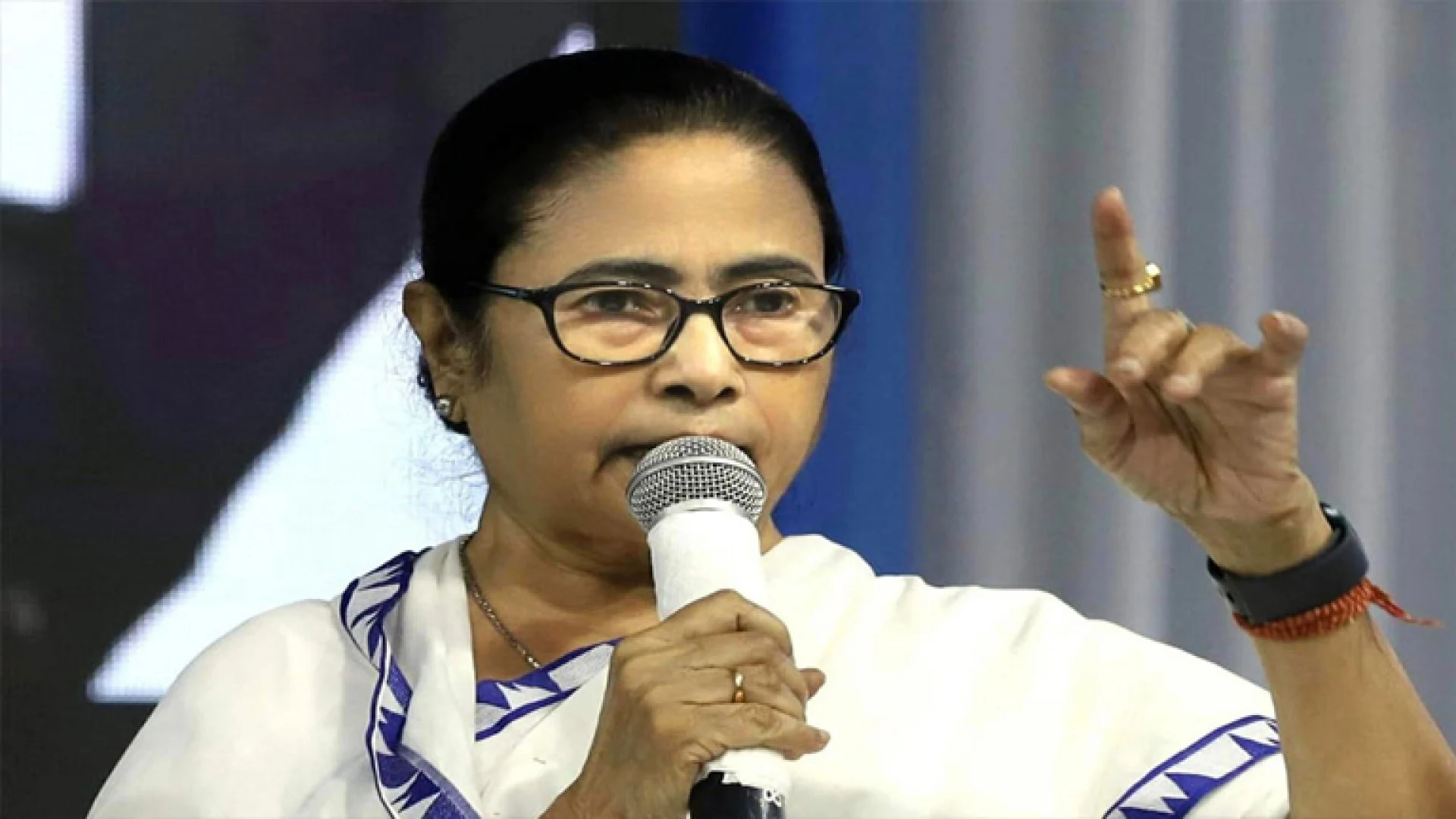 পদত্যাগ না করার ঘোষণা মমতা বন্দ্যোপাধ্যায়ের