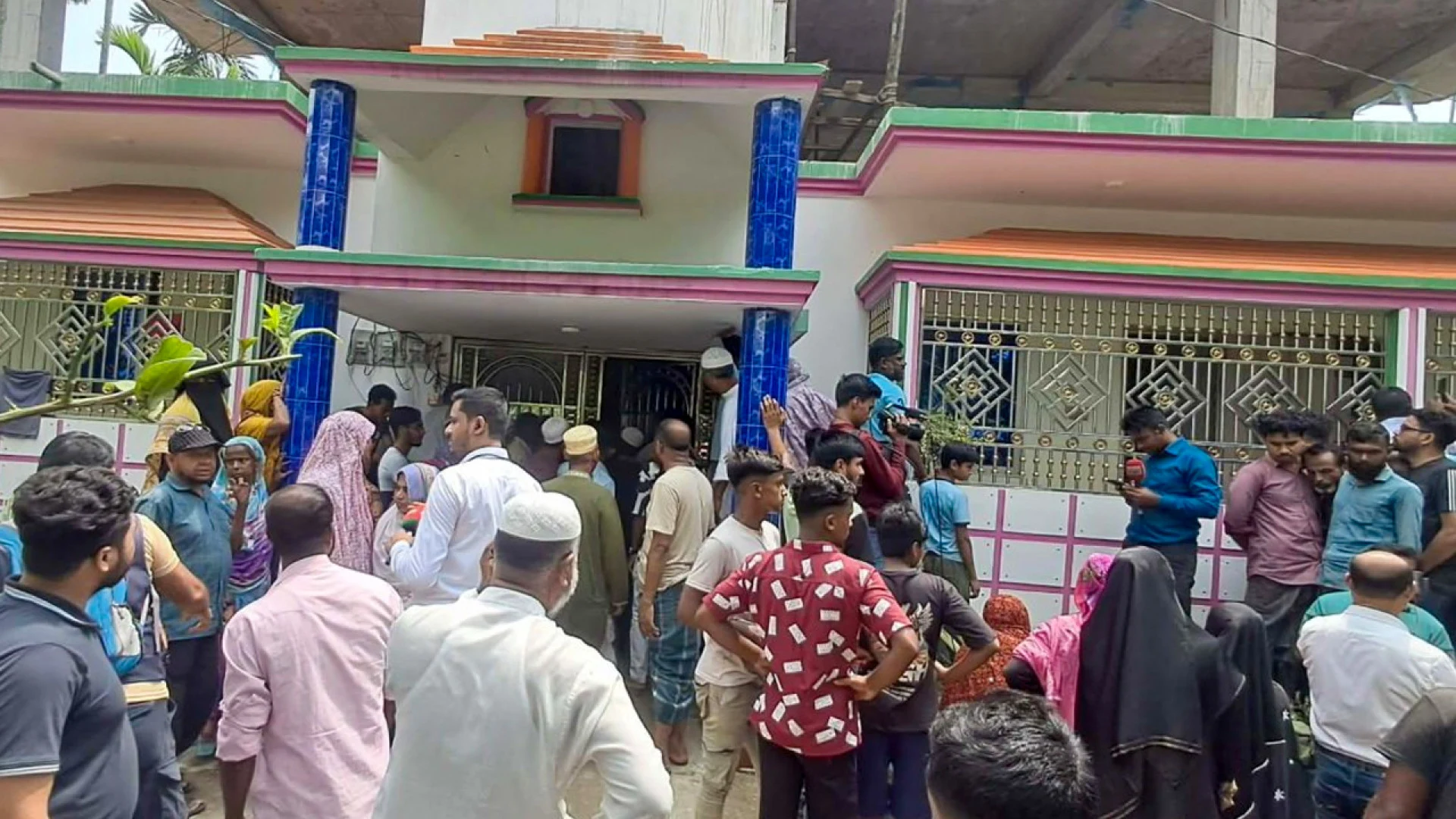 কাপাসিয়ায় একই পরিবারের পাঁচজনকে গলা কেটে হত্যা, স্বামী পলাতক