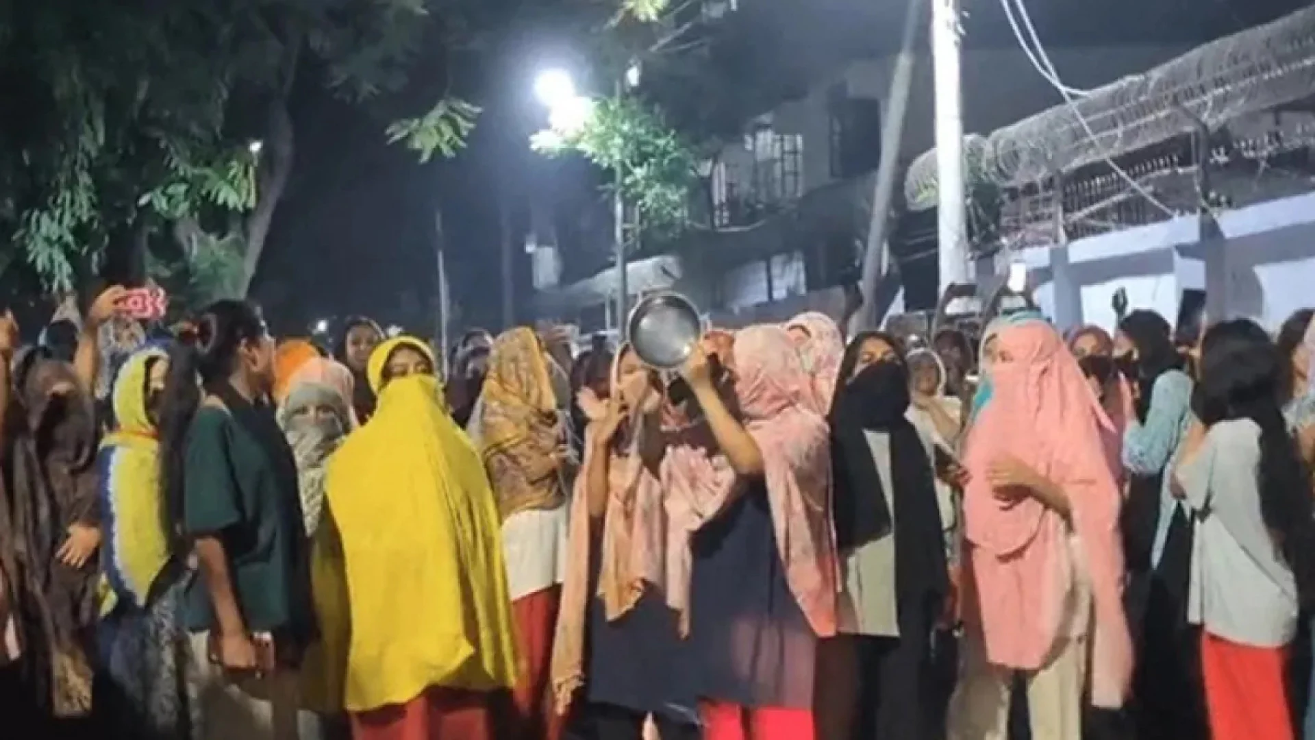 ইডেন কলেজে ছাত্ররাজনীতি নিষিদ্ধের দাবিতে মধ্যরাতে বিক্ষোভ