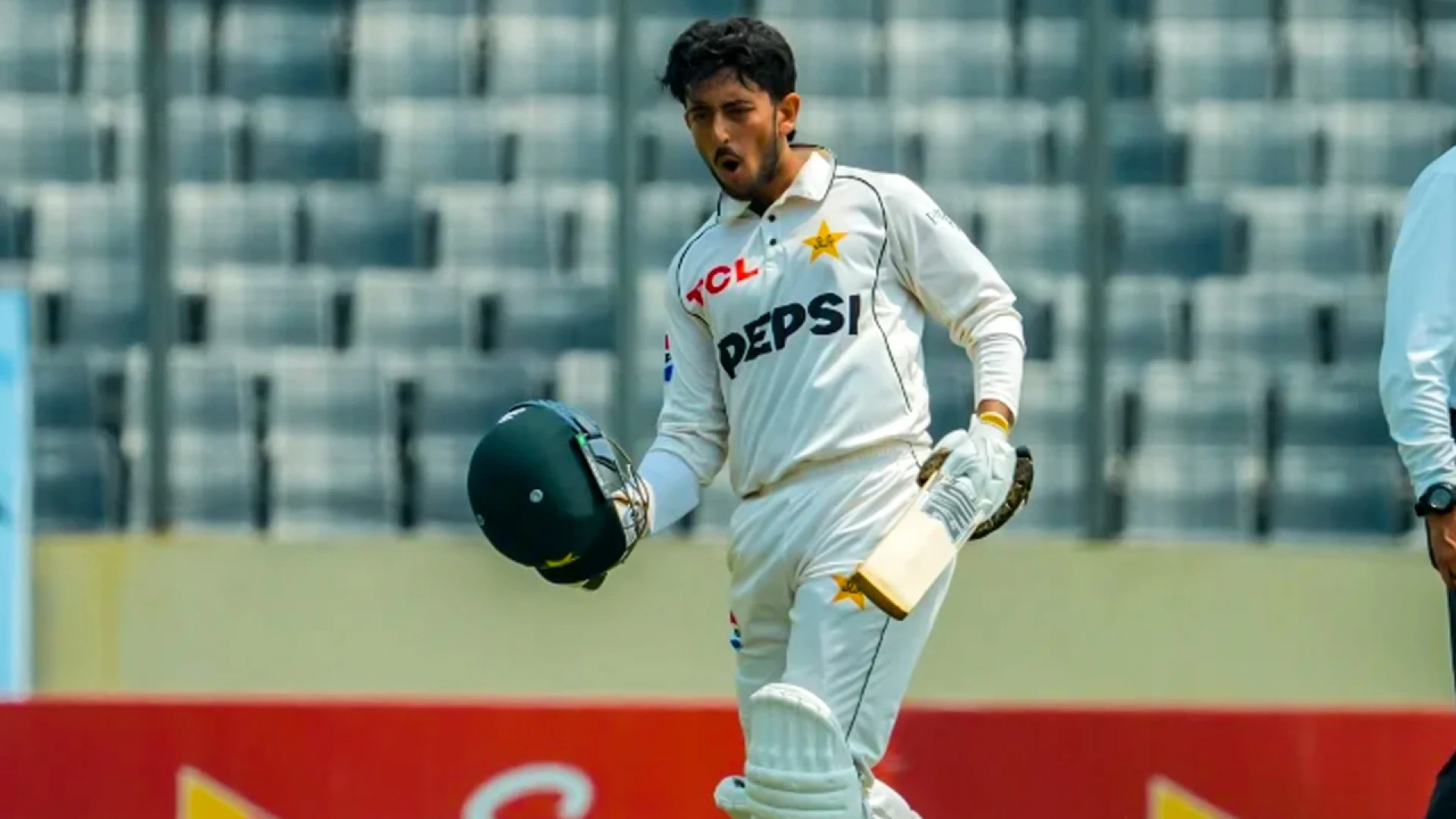অভিষেক টেস্টে সেঞ্চুরি, পাকিস্তানের রেকর্ড বইয়ে আজান আওয়াইস