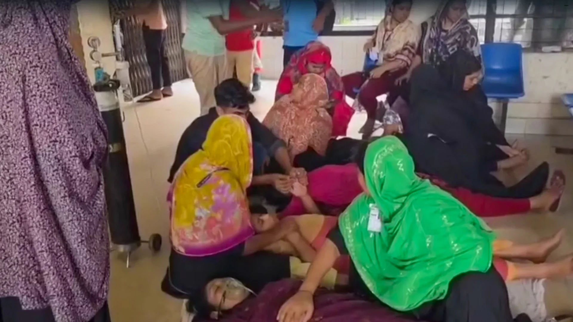 গাজীপুরে পোশাক কারখানায় অর্ধশত শ্রমিক অসুস্থ, হাসপাতালে ভর্তি ১৬