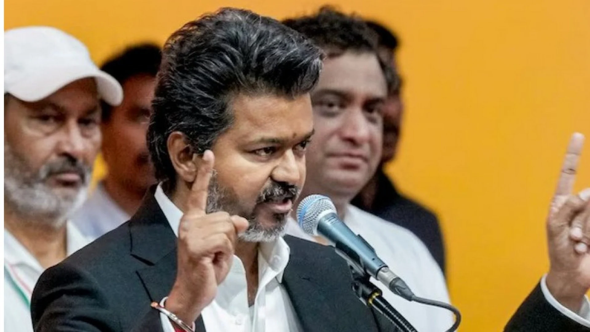 ভবিষ্যদ্বাণী ফলে যাওয়ায় জ্যোতিষীকে সরকারি পদে বসালেন বিজয়