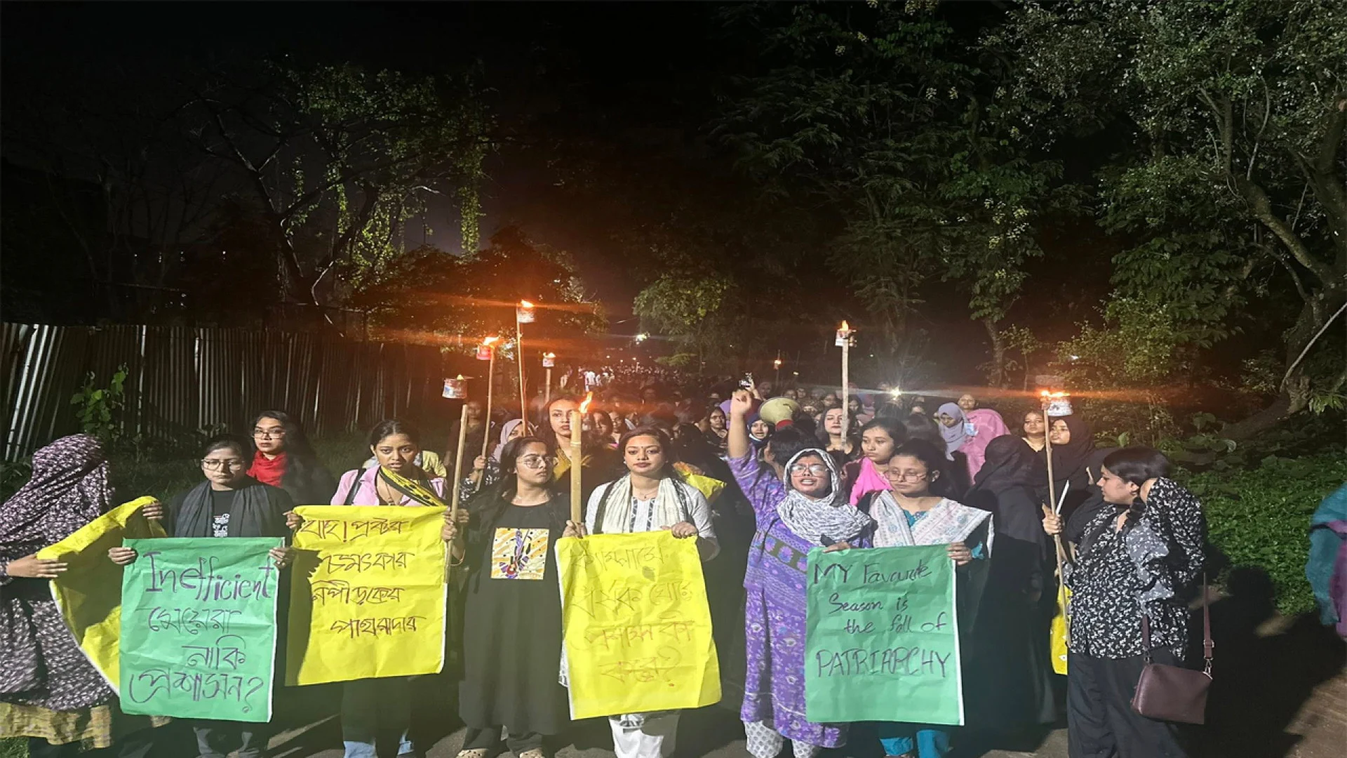 জাবি শিক্ষার্থীকে ধর্ষণচেষ্টার প্রতিবাদে বিক্ষোভ, প্রক্টরের পদত্যাগ দাবি