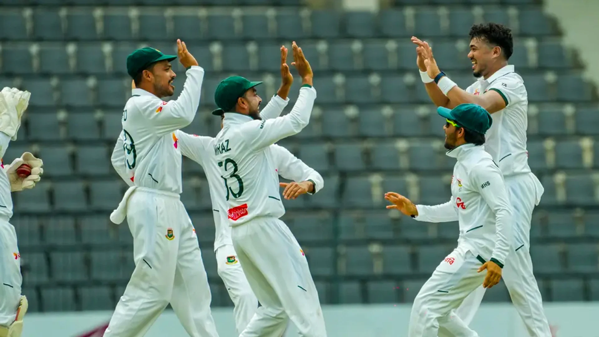 তাসকিন-মিরাজের দাপটে চাপে পাকিস্তান, মধ্যাহ্ন বিরতিতে ৪ উইকেট হারিয়ে ৯৬ রান
