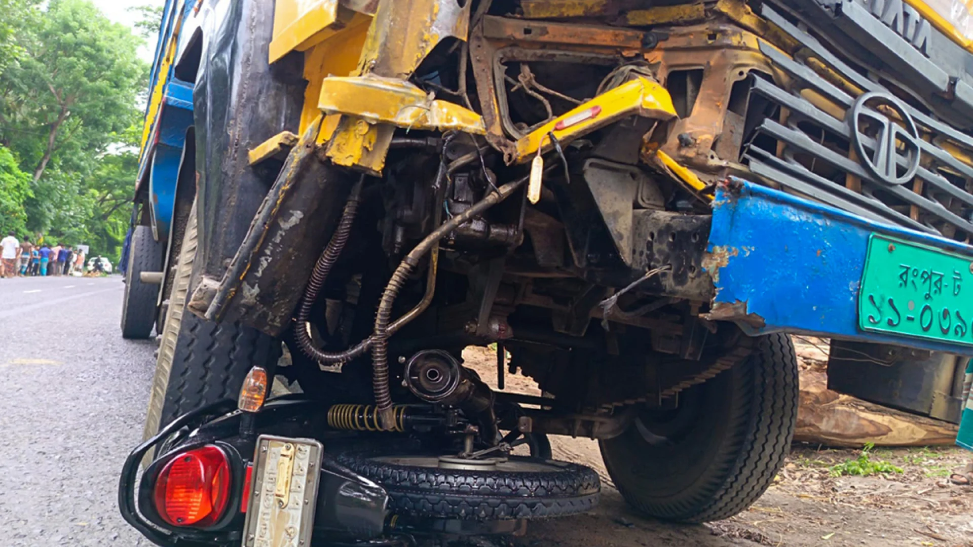 বাগেরহাটে ট্রাকচাপায় মোটরসাইকেলের ৩ আরোহী নিহত