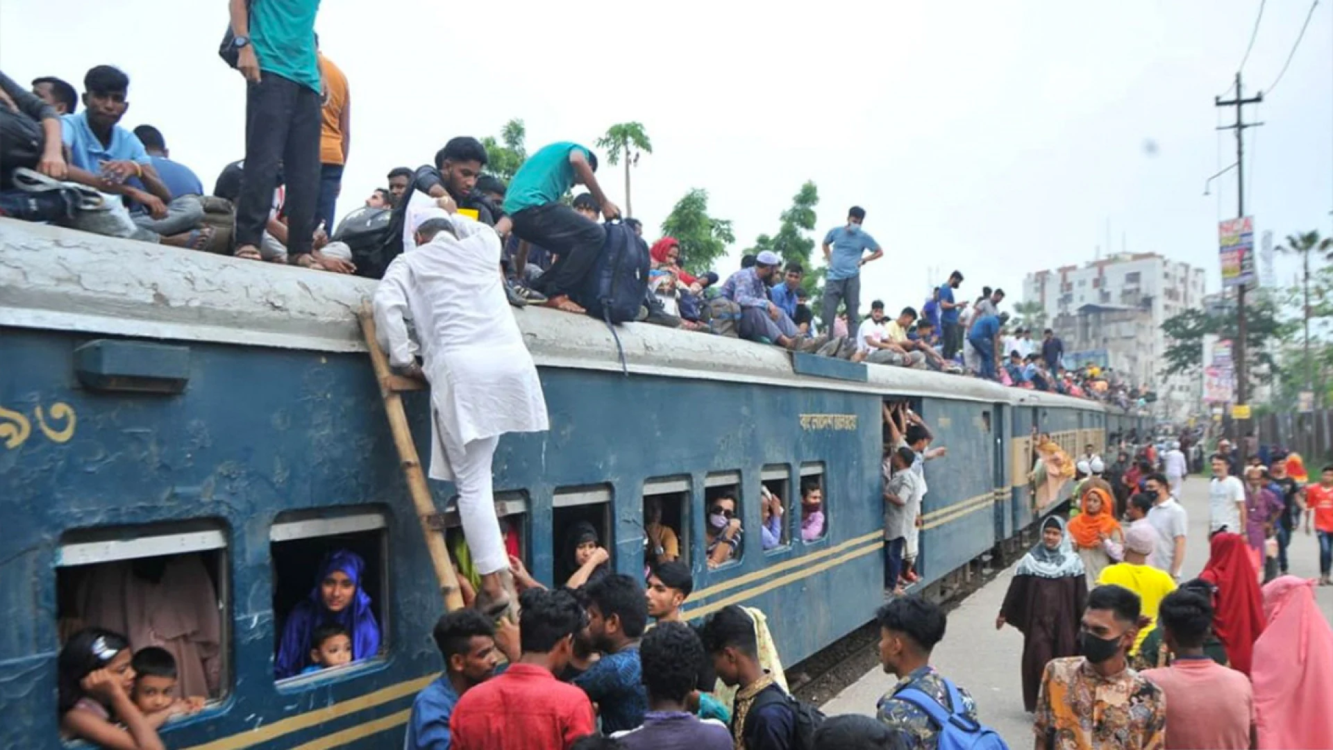 ঈদ যাত্রায় ট্রেনের ছাদে ভ্রমণ ঠেকাতে ৩ স্তরের নিরাপত্তা