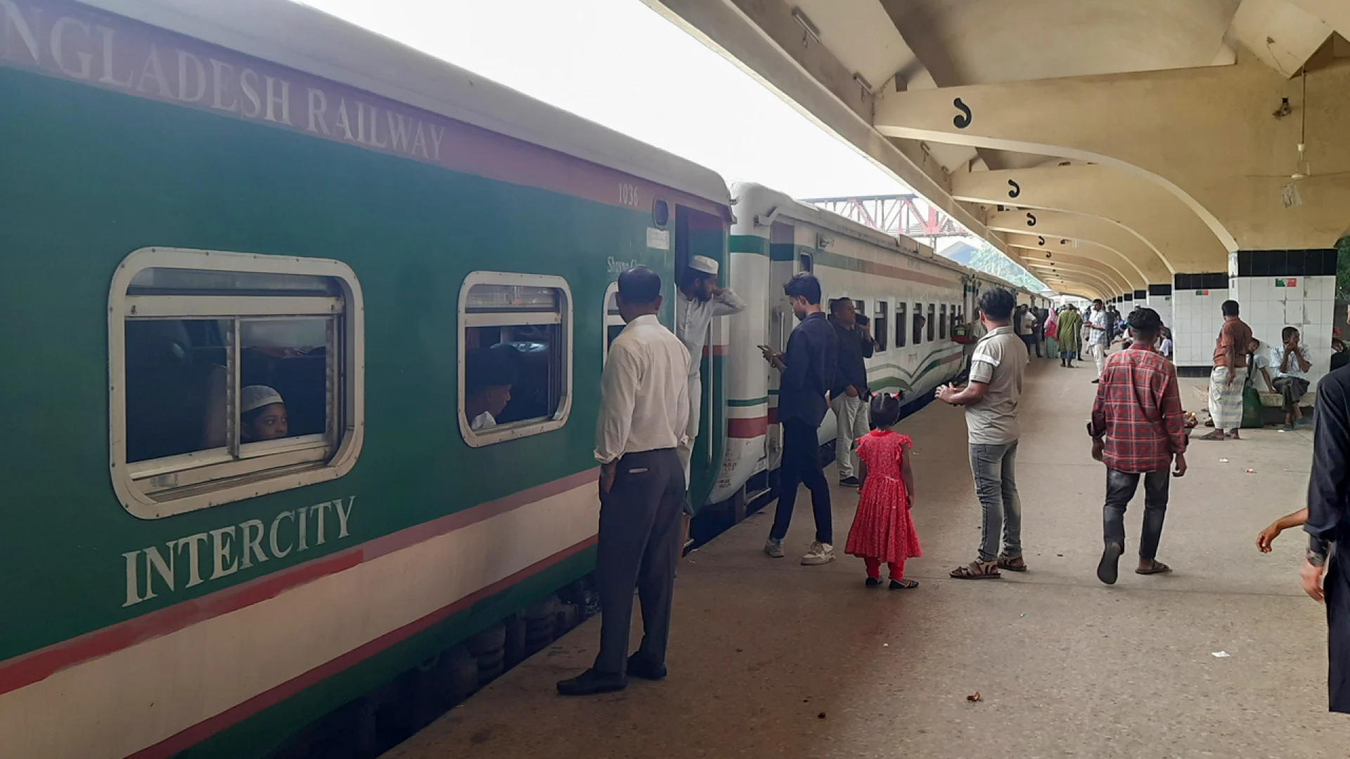 ঈদযাত্রা: কমলাপুরে বাড়ছে ঘরমুখী মানুষের ভিড়, টিকিট ছাড়া প্রবেশে কড়াকড়ি