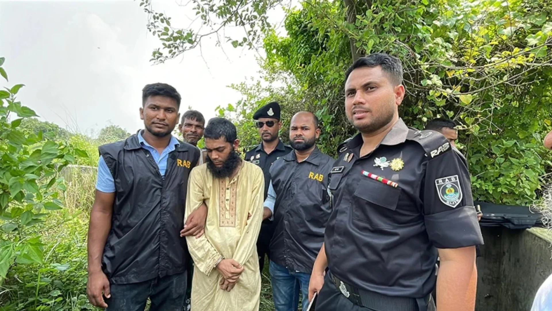 দক্ষিণ কেরানীগঞ্জে শিশুকে ধর্ষণচেষ্টার অভিযোগে ১ ব্যক্তি আটক