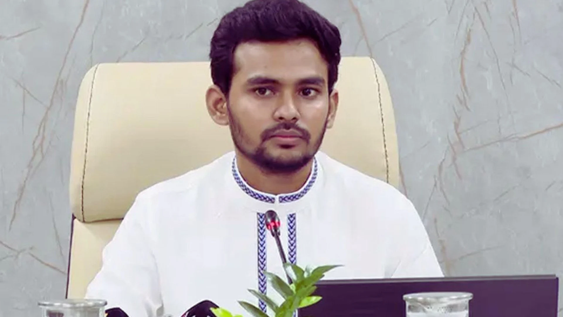 কোন ফাইলে অনিয়ম হয়েছে তা প্রকাশ করতে স্থানীয় সরকার প্রতিমন্ত্রীকে আসিফ মাহমুদের চ্যালেঞ্জ