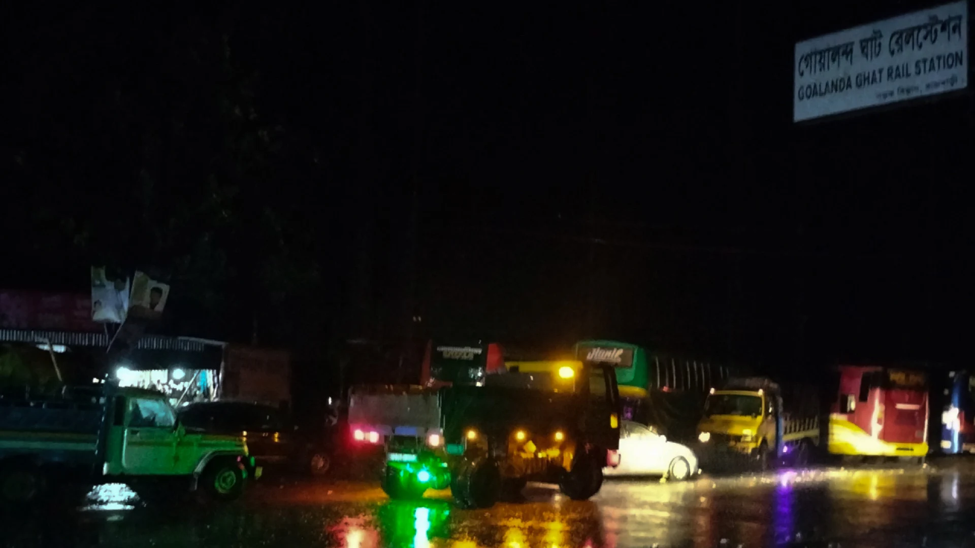 কালবৈশাখীর তাণ্ডবে দৌলতদিয়া-পাটুরিয়া নৌরুটে ফেরি চলাচল বন্ধ