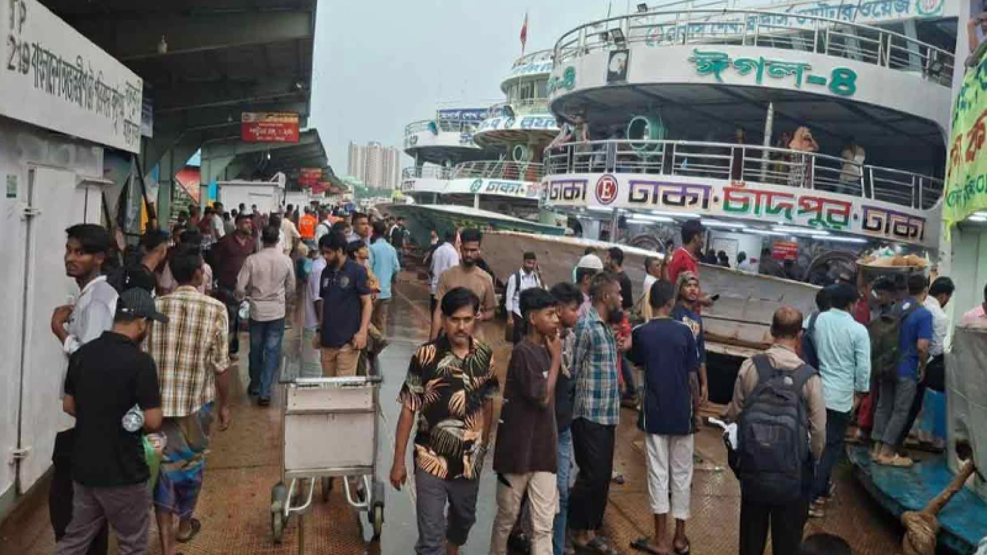 বৈরী আবহাওয়ায় ঘরমুখো যাত্রী কম, সন্ধ্যায় বাড়তে পারে চাপ