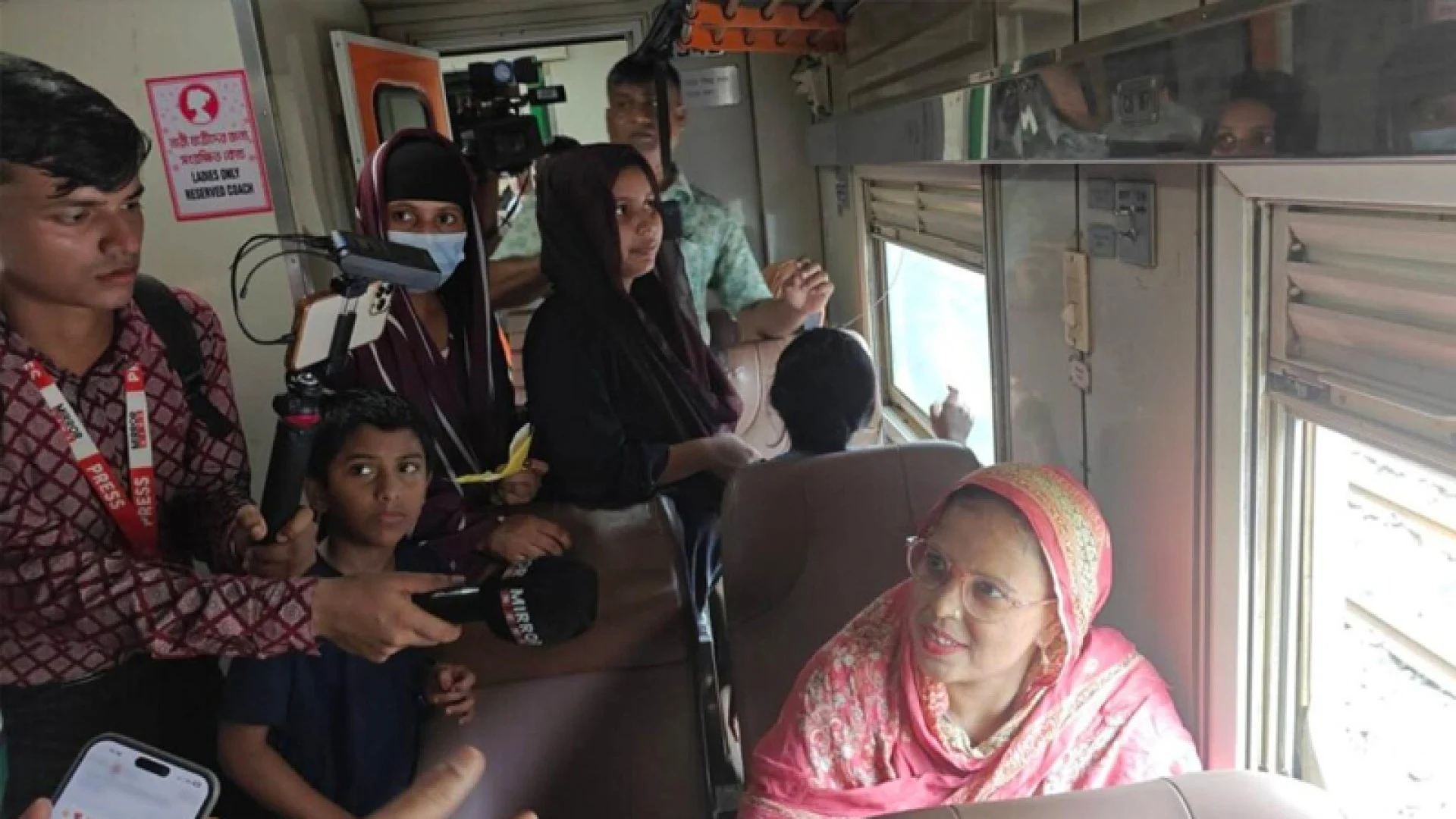 ঈদযাত্রায় নারী যাত্রীদের জন্য ট্রেনে যুক্ত হলো বিশেষ কোচ