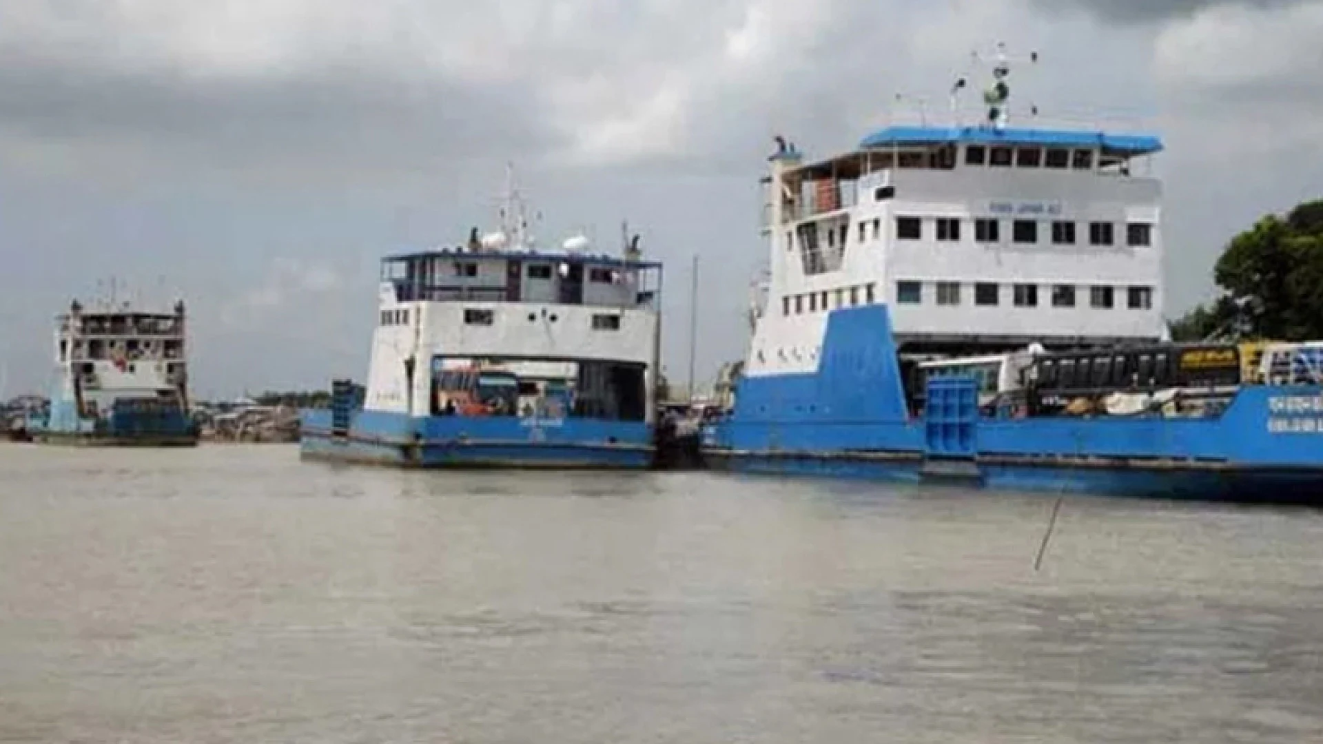 পাটুরিয়া-দৌলতদিয়া ও আরিচা-কাজিরহাট নৌরুটে ফেরি চলাচল বন্ধ