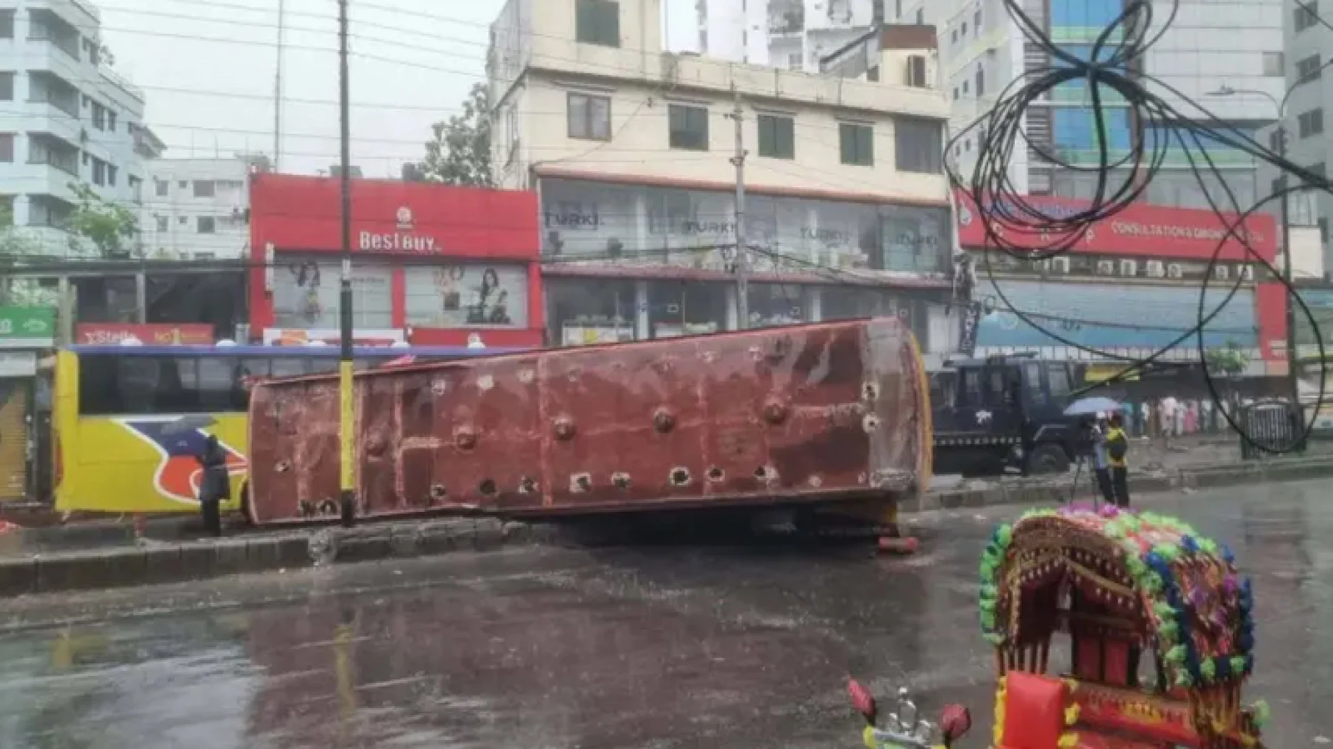 ইসলাম পরিবহনের বাস আকাশ পরিবহনের একটি বাসের সাথে ধাক্কায় নিহত ৪,আহত ১০