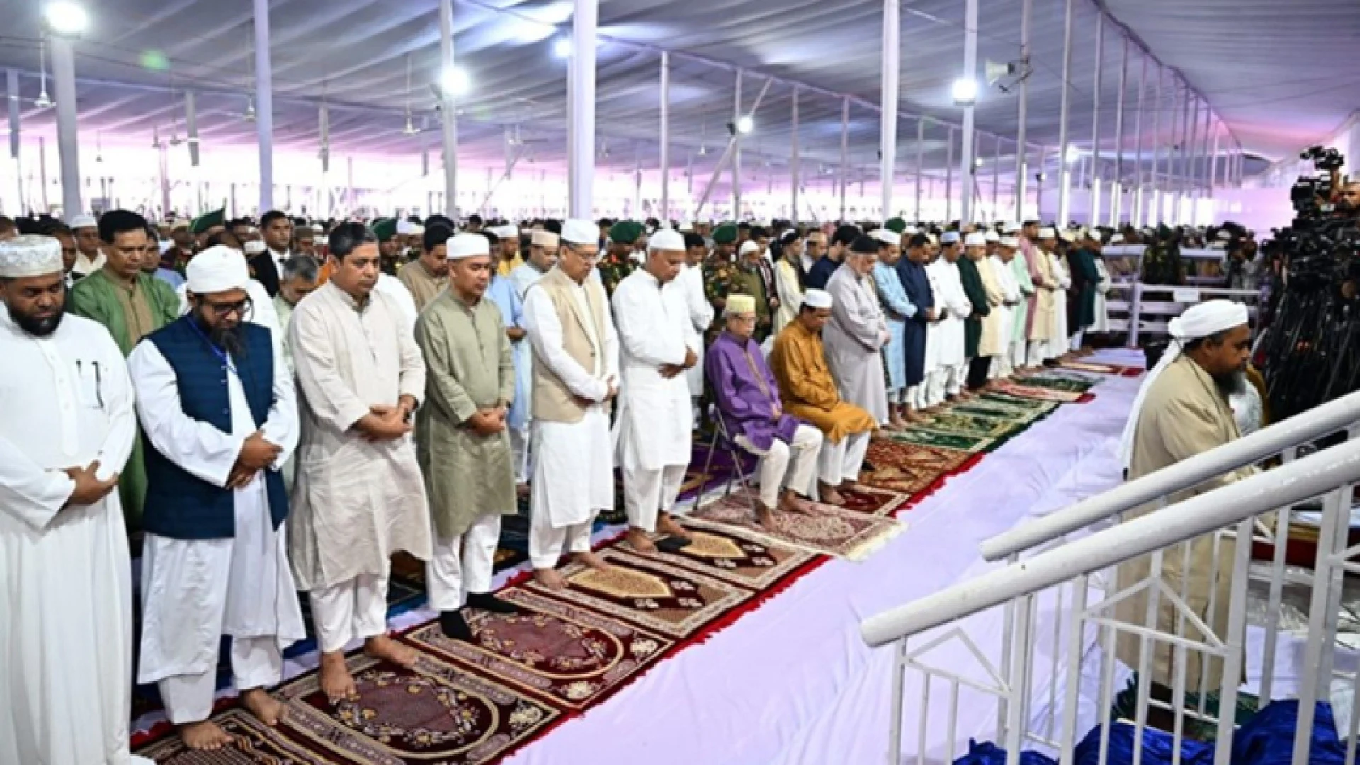 জাতীয় ঈদগাহে ঈদুল আজহার প্রধান জামাত অনুষ্ঠিত, অংশ নেন রাষ্ট্রপতি ও প্রধানমন্ত্রী