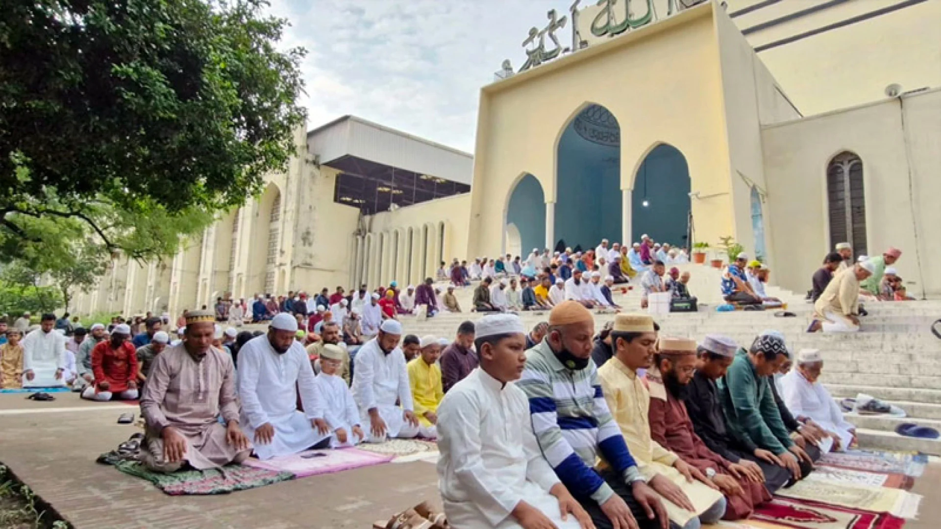 বায়তুল মোকাররমে ঈদ জামাতে মুসল্লিদের ঢল