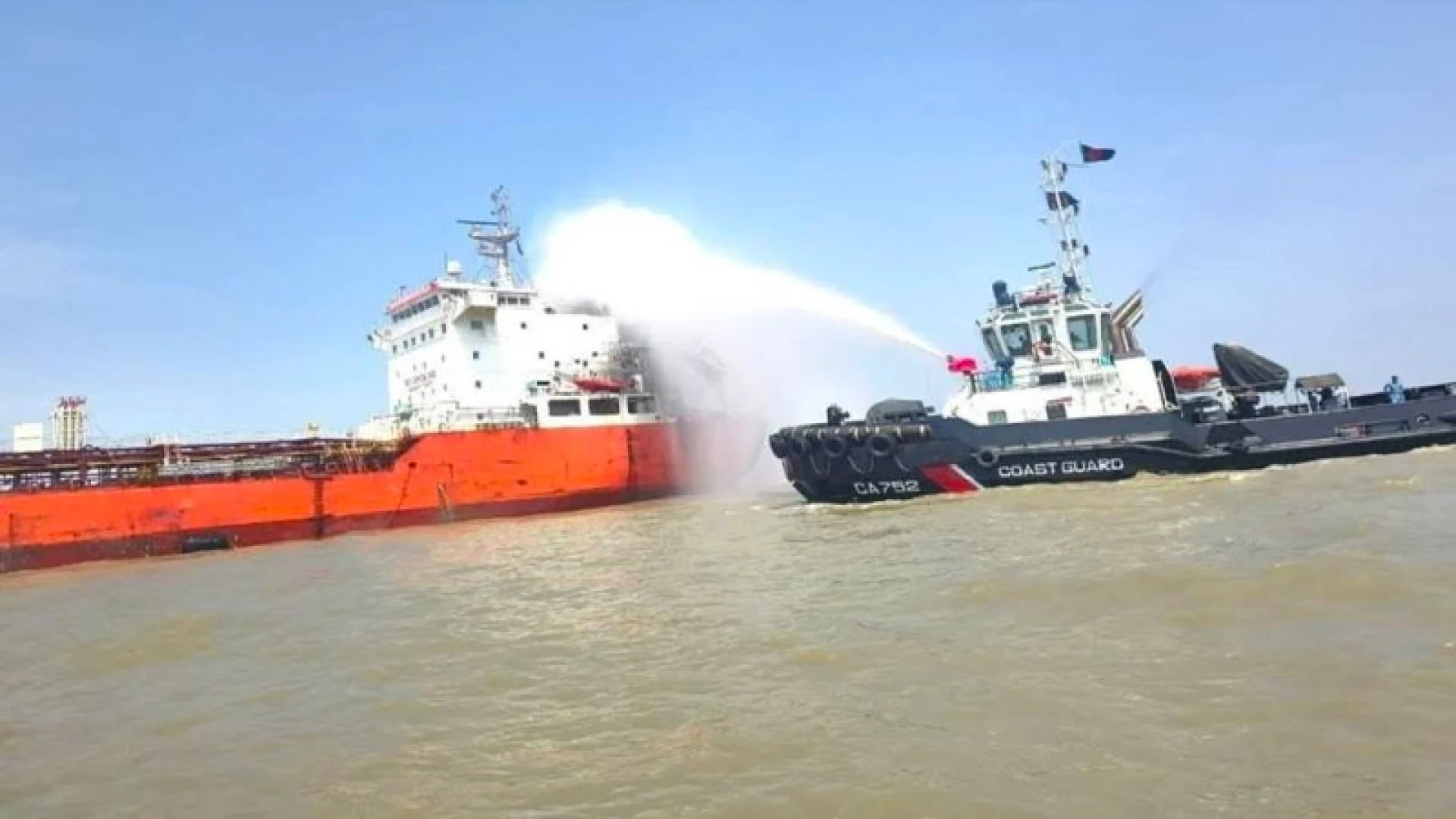চট্টগ্রাম বন্দরে তেলবাহী জাহাজে আগুন, সাড়ে চার ঘণ্টায় নিয়ন্ত্রণে