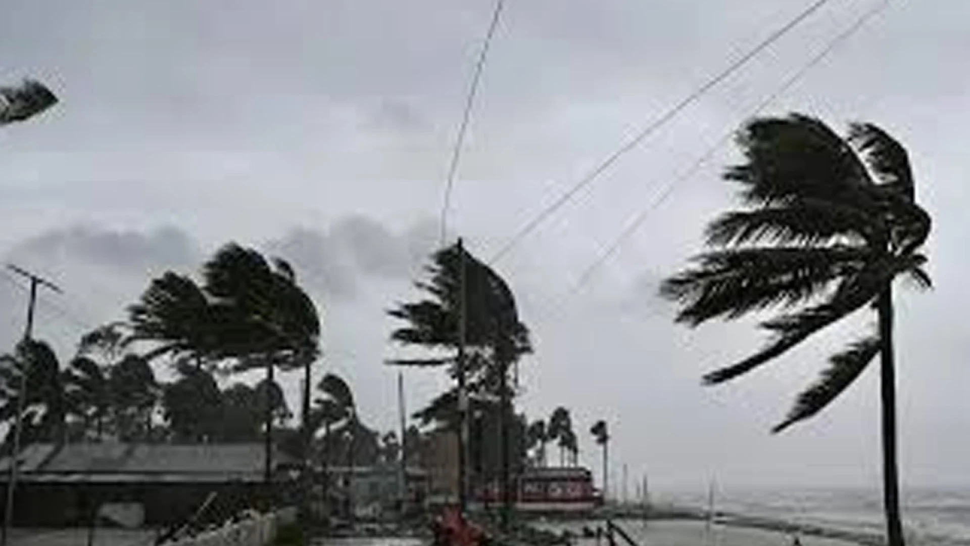 রাত ১টার মধ্যে সাত অঞ্চলে ঝড়-বৃষ্টির আভাস, নদীবন্দরে সতর্কতা সংকেত