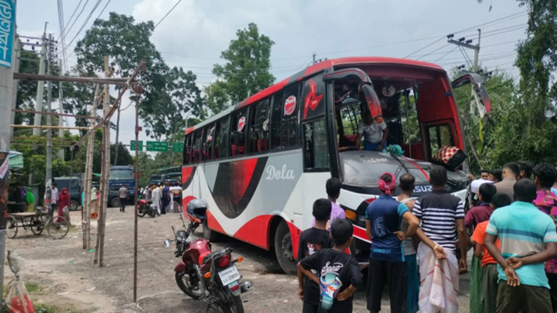 যাত্রীবাহী বাস ও মোটরসাইকেলের মুখোমুখি সংঘর্ষে  ৫ জন নিহত, আহত ২৫ 