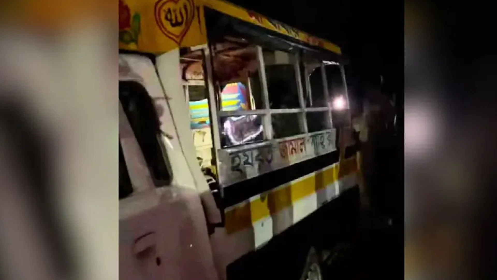 চট্টগ্রামে বাস-লেগুনার মুখোমুখি সংঘর্ষ, ব্যাপক হতাহতের শঙ্কা
