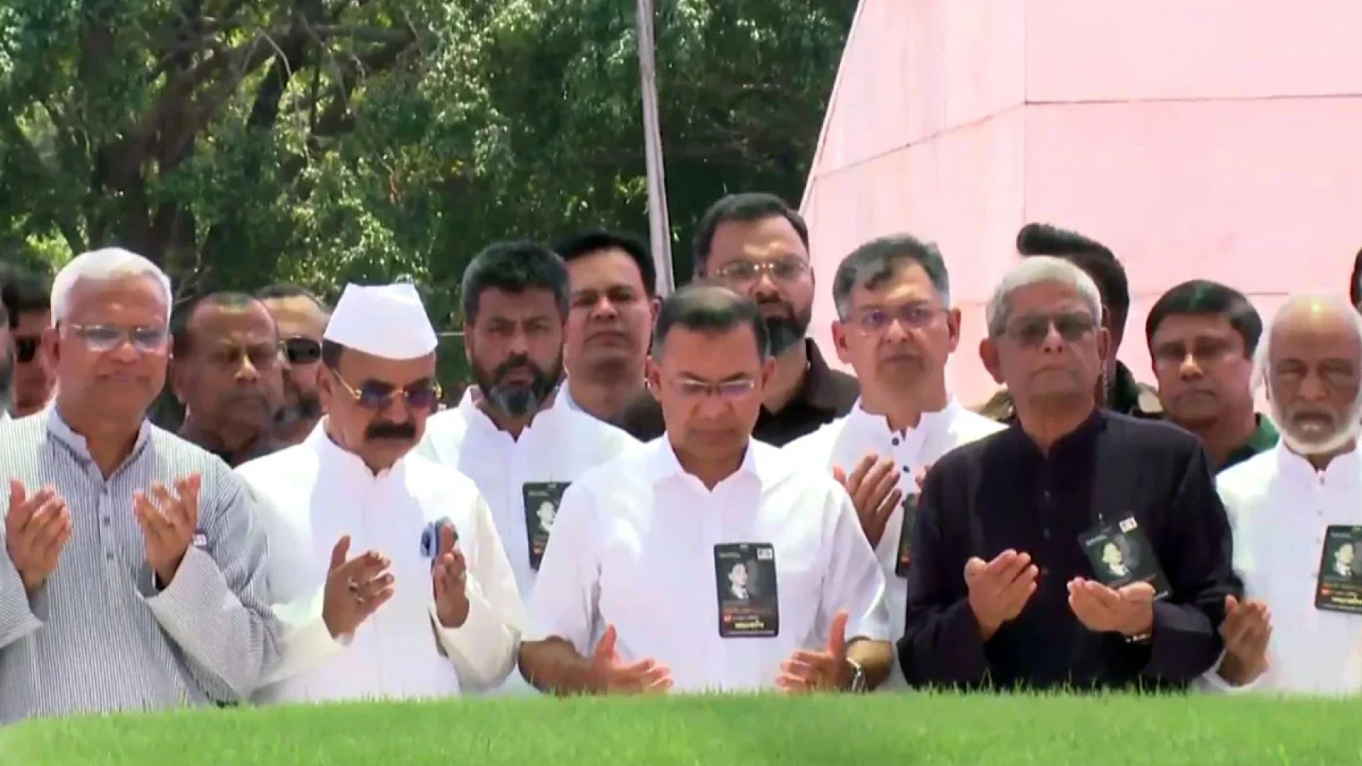 জিয়াউর রহমানের সমাধিতে প্রধানমন্ত্রীর শ্রদ্ধা