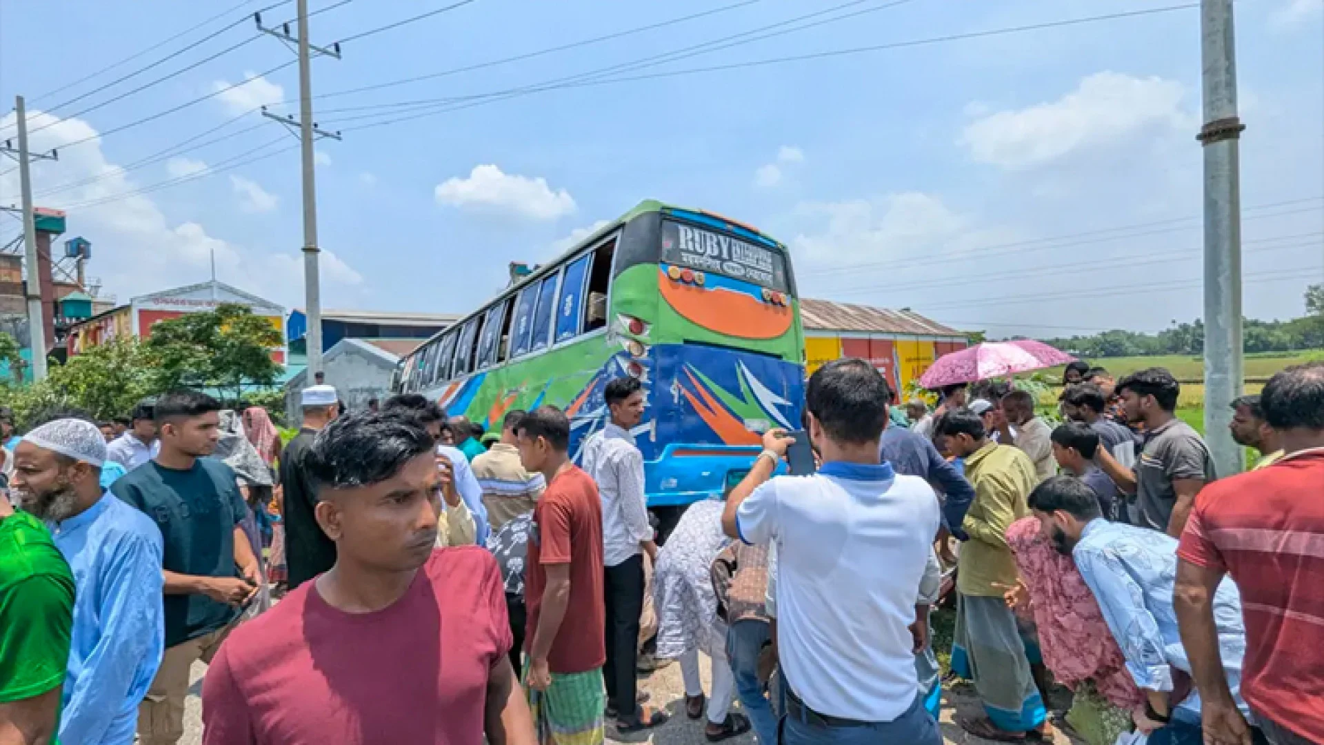 নেত্রকোণায় বাসচাপায় প্রাণ গেল মা ও দুই মেয়ের, আহত ৩