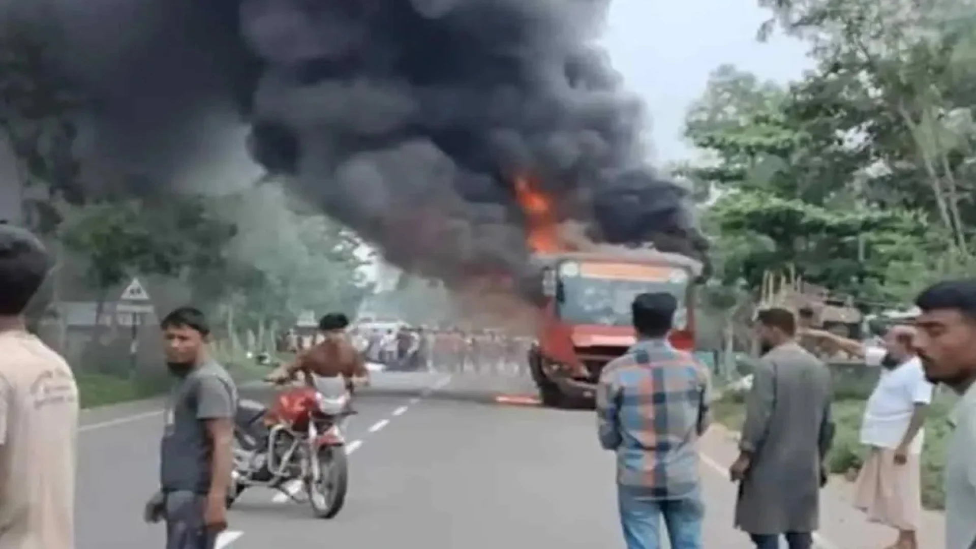 বিআরটিসি’র ধাক্কায় প্রাণ গেলো বাবা-ছেলের, বাসে অগ্নিসংযোগ