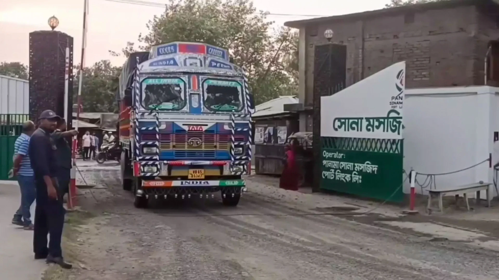 ছুটি শেষে সোনামসজিদ স্থলবন্দরে আমদানি-রপ্তানি কার্যক্রম শুরু