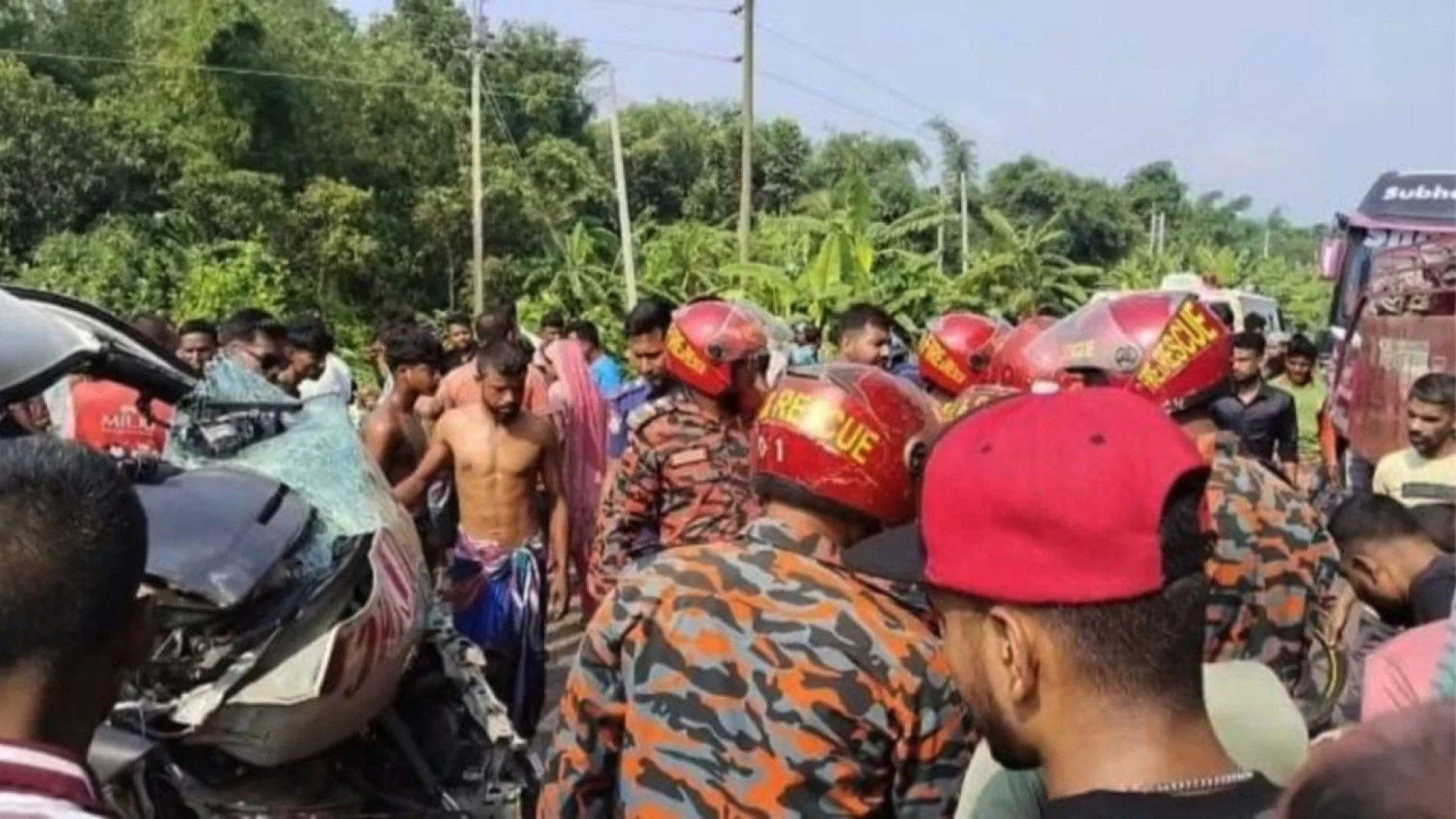 স্বামীর মরদেহ নিয়ে বাড়ি ফেরার পথে সড়ক দুর্ঘটনায় নিজেও লাশ হয়ে ফিরলেন