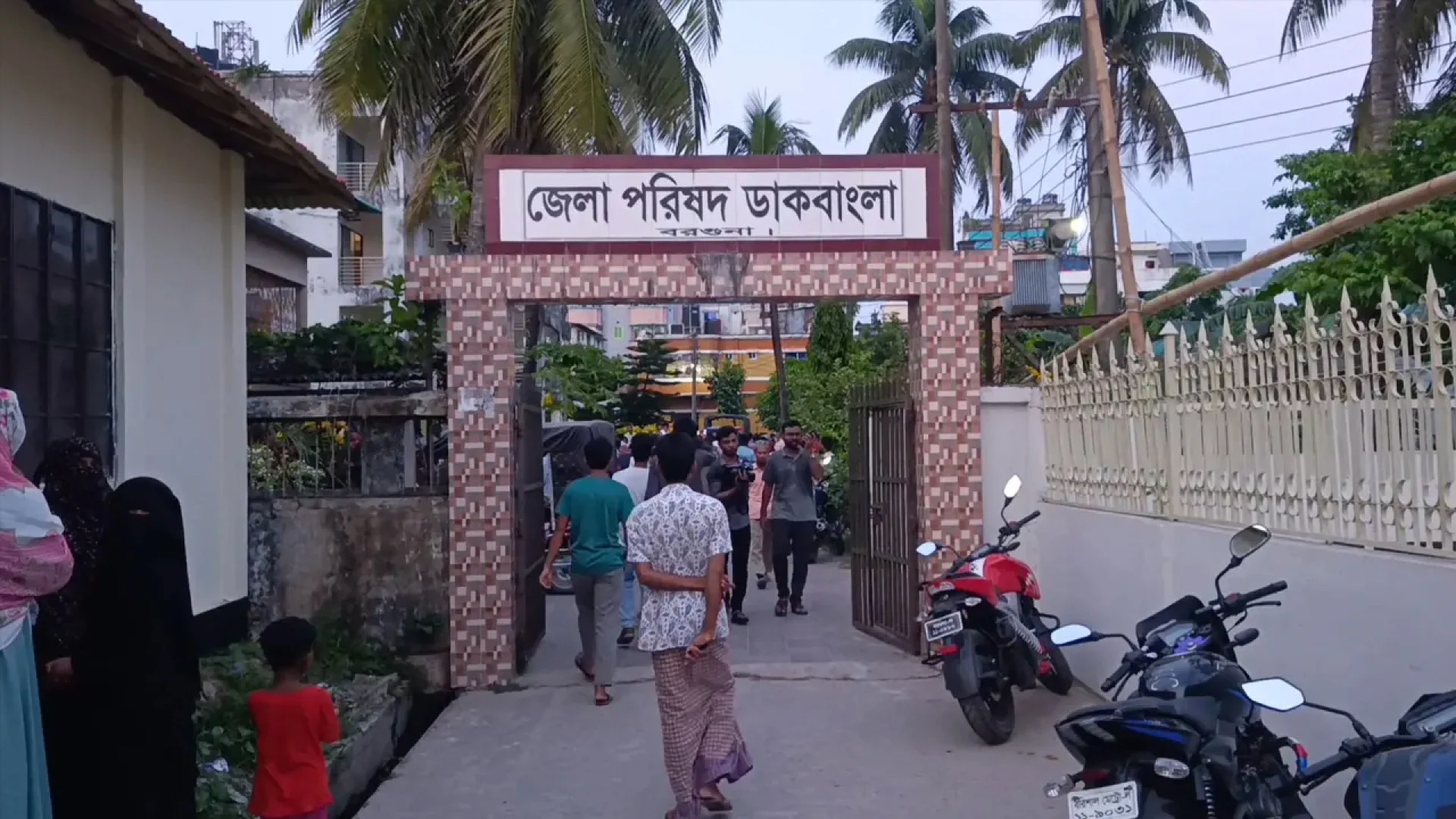 বরগুনা জেলা পরিষদের ডাকবাংলো থেকে মা ও ২ কন্যা শিশুর মরদেহ  উদ্ধার