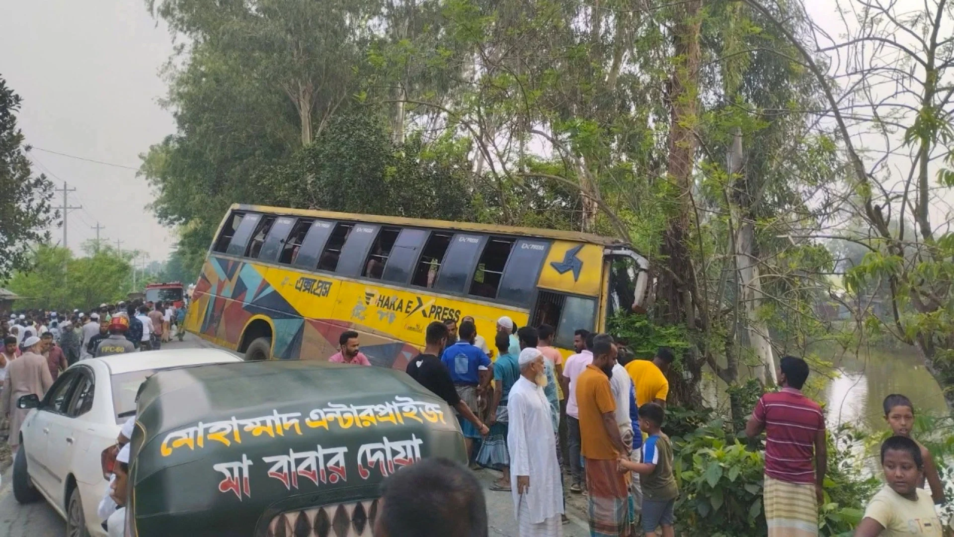সিরাজগঞ্জে বাসচাপায় স্বামী-স্ত্রীসহ নিহত ৩, আহত ১