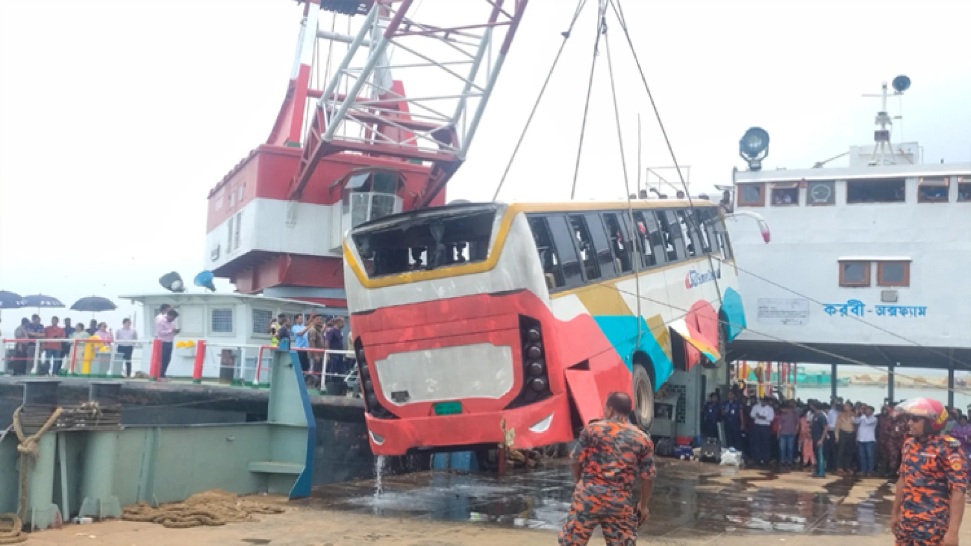 উদ্ধার হলো দৌলতদিয়া ফেরিঘাটে ডুবে যাওয়া বাসটি, চালক ও সহকারী হাসপাতালে