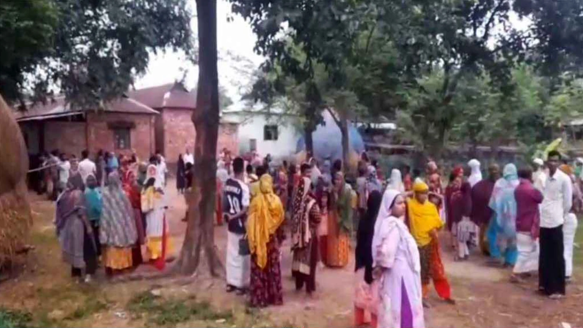 উঠানে ঘাস খাওয়ায় কুপিয়ে ছাগল হত্যা, প্রতিবাদ করায় নারীকেও হত্যা