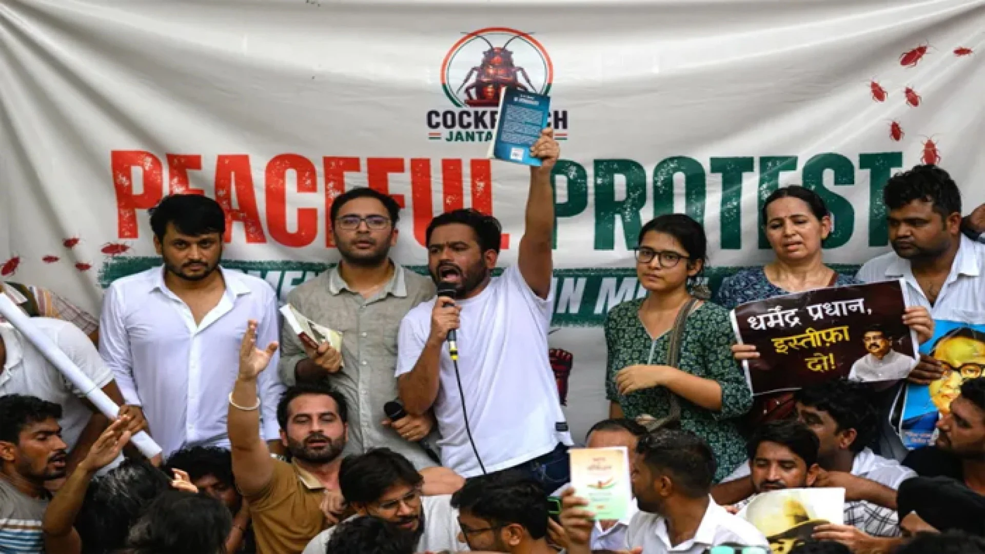 শিক্ষামন্ত্রী পদত্যাগ না করা পর্যন্ত ককরোচ পার্টির আন্দোলন চলবে