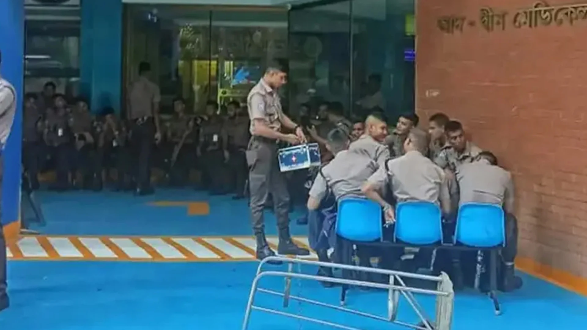 লাইসেন্স বাতিলের পর আদ্-দ্বীন হাসপাতালে পুলিশ মোতায়েন