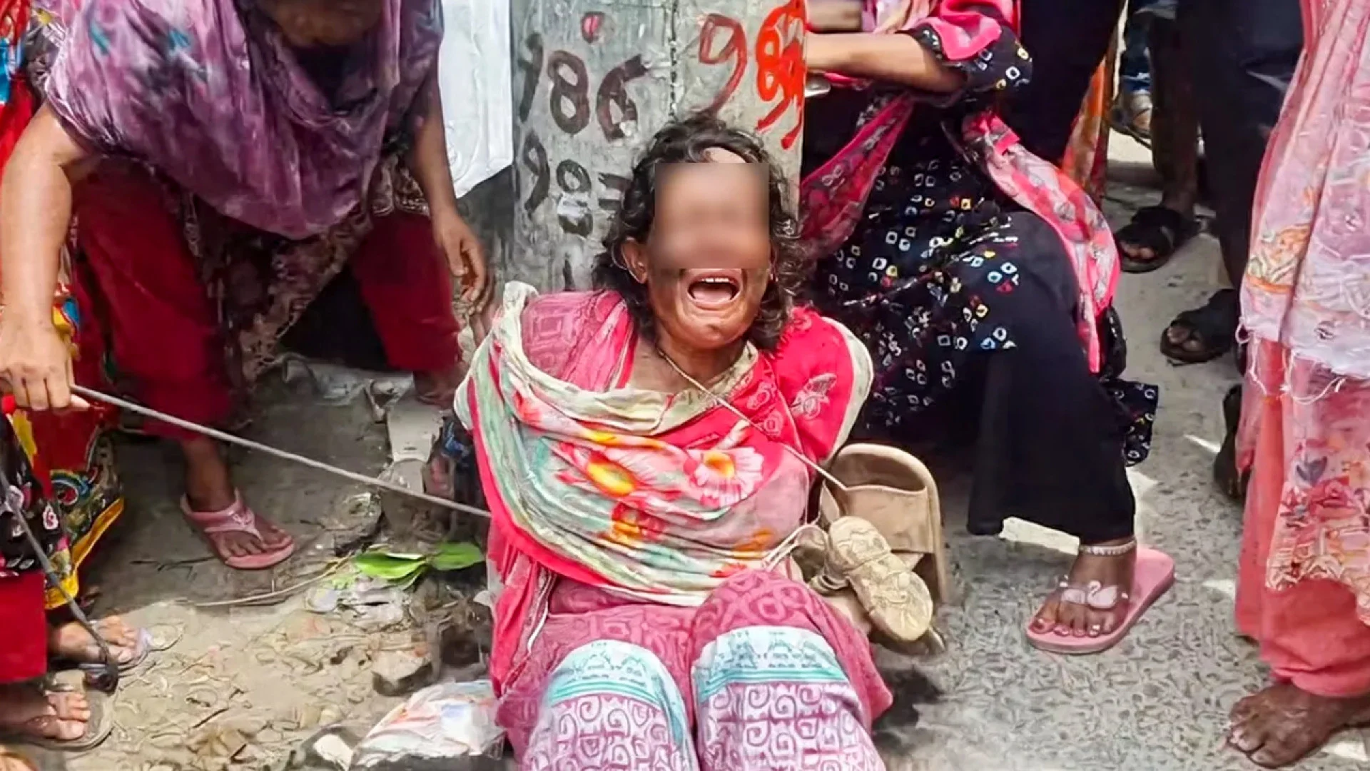 শরীয়তপুরে নারীর চুল কেটে, মুখে কালি মেখে, খুঁটির সঙ্গে বেঁধে নির্যাতনের অভিযোগ